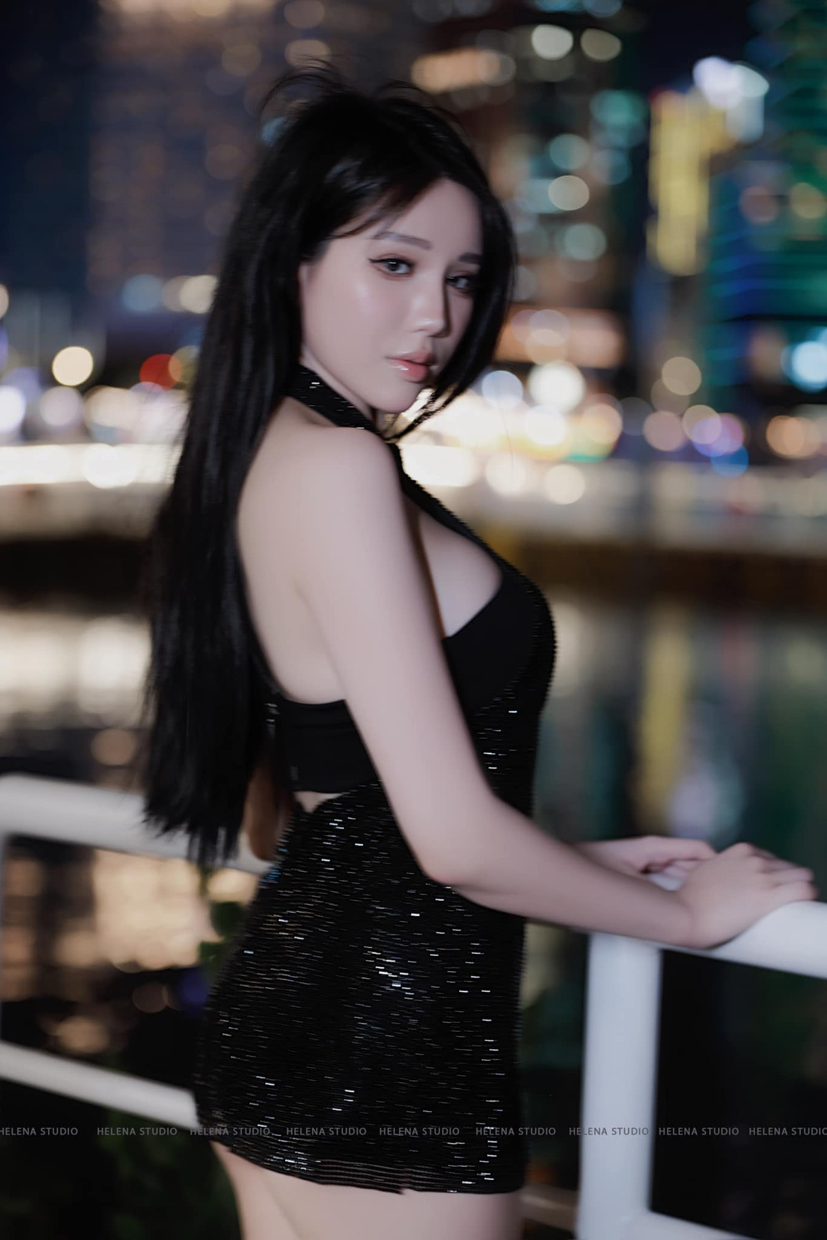 Làn da trắng sáng mịn màng không tì vết cùng thần thái sang chảnh càng giúp cô nàng hút ánh nhìn.