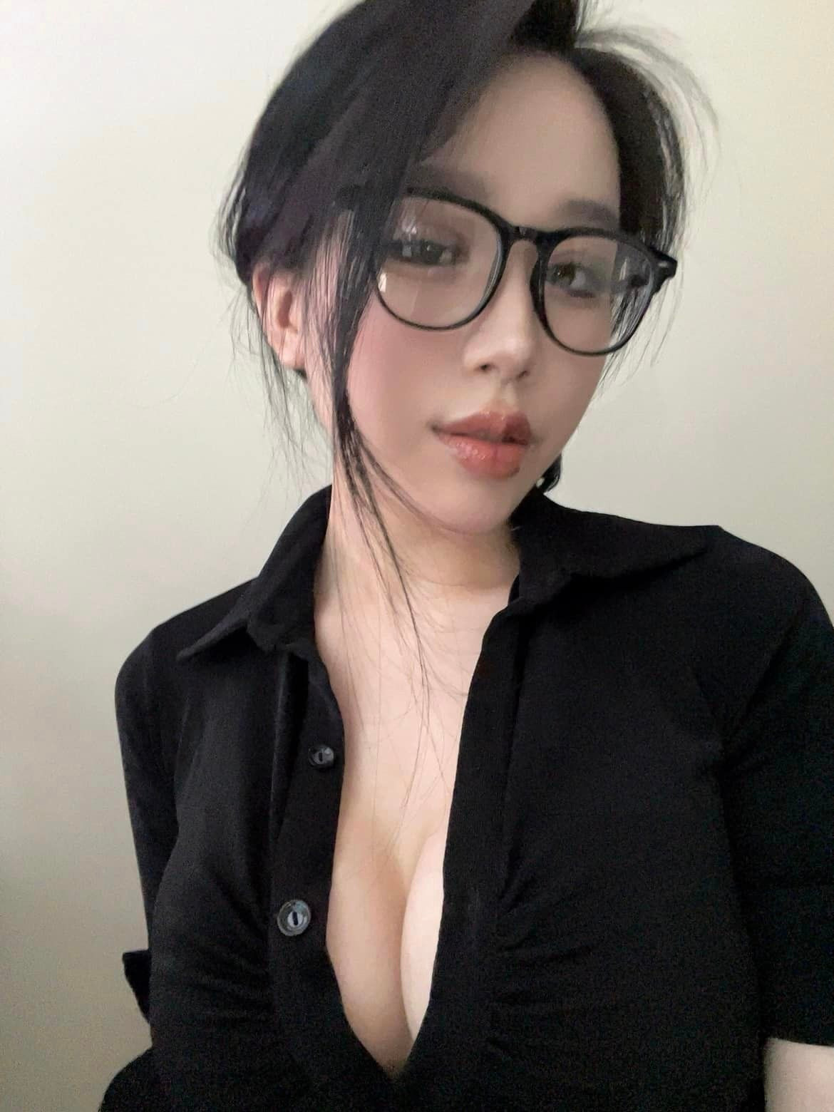 Trong những hình ảnh gần nhất, Yogurt Ng hóa thân thành một nàng tổng tài với vẻ ngoài lạnh lùng nhưng cũng vô cùng quyến rũ. Cô nàng diện thiết kế áo trễ nải, khoe vòng 1 lấp ló.