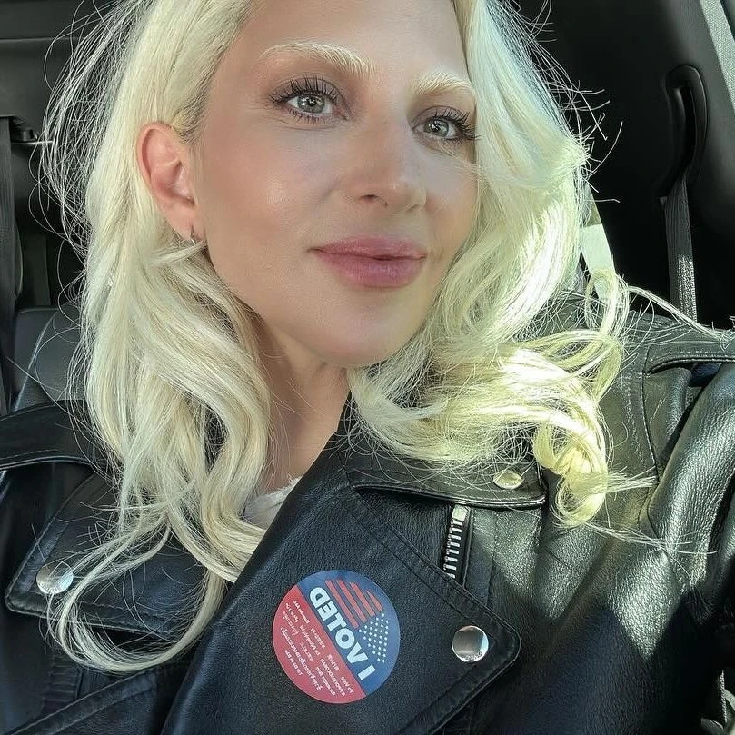 Lady Gaga mặc trang phục cá tính, kêu gọi mọi người đi bầu cử. Nữ ca sĩ bày tỏ hy vọng bà Harris sẽ trở thành tổng thống Mỹ tiếp theo. Tại buổi mít tinh vận động tranh cử của bà Harris ở Philadelphia, Pennsylvania, Lady Gaga, Oprah Winfrey và nhiều nghệ sĩ góp mặt biểu diễn. Gaga hát hai ca khúc God Bless America và Edge of Glory. Ảnh: @ladygaga.