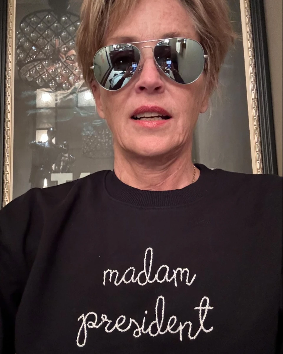 Eva Longoria (trái) chia sẻ một số lời khuyên hữu ích cho cử tri, trong đó gồm: "Nếu máy bỏ phiếu không hoạt động tại địa điểm bỏ phiếu của bạn, hãy yêu cầu bỏ phiếu giấy". Còn Sharon Stone hy vọng bà Harris sẽ chiến thắng. Ảnh: @evalongoria/@sharonstone.