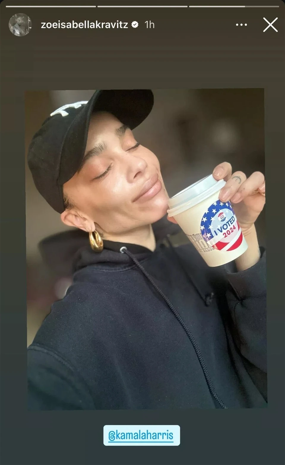 Zoë Kravitz (phải) và Jennifer Garner đều hào hứng trong ngày được thể hiện quyền công dân 4 năm một lần. Cả hai đều ủng hộ Harris. Trong đó, vợ cũ Ben Affleck viết: "Tôi tự hào khi bỏ phiếu cho Kamala Harris. Chúng ta có quyền, vinh dự, đặc quyền và nghĩa vụ cùng nhau làm việc này để quyết định tương lai đất nước. Tôi tự hào vì chúng ta đã vượt qua thời kỳ bầu cử khó khăn, và dù có chuyện gì xảy ra, chúng tôi vẫn sẽ tiến về phía trước". Ảnh: @Ew.