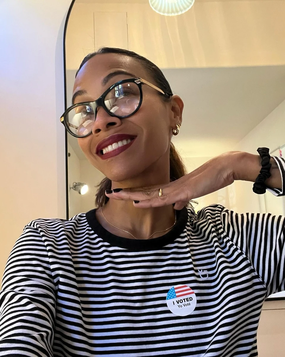 Zoe Saldaña - minh tinh nổi tiếng với loạt phim của Marvel và Avatar - "gắn thẻ" tài khoản Instagram của Kamala Harris và Thống đốc Tim Walz của bang Minnesota trong bài viết mới nhất. "Tôi đã bỏ phiếu cho Harris", cô chú thích. Ảnh: @zoesaldana.