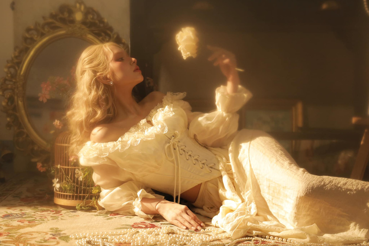 Cô nàng tựa như nàng công chúa xinh đẹp đang ở trong chính lâu đài của mình, chờ một chàng hoàng tử xuất hiện.