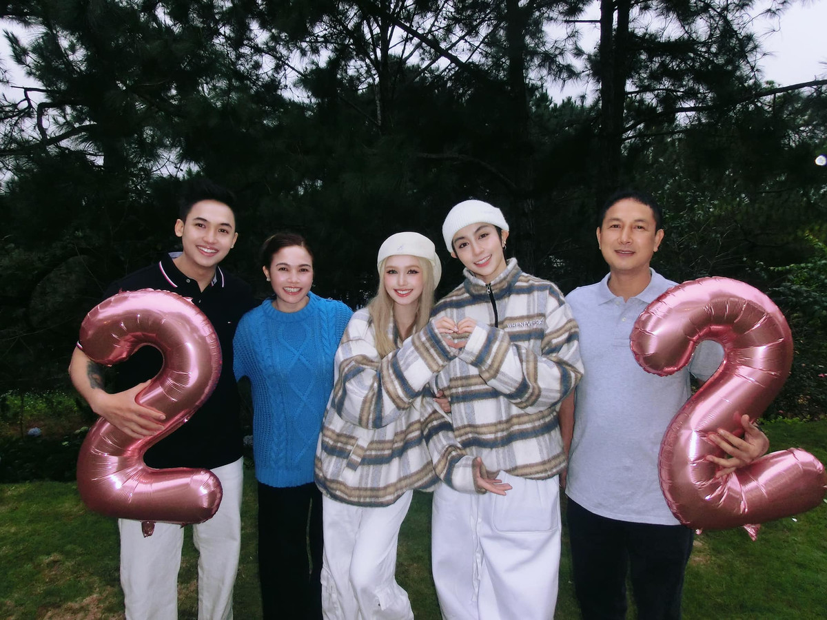 Cách đây một ngày, Xoài Non cũng vừa đăng tải loạt ảnh đón sinh nhật tuổi 22 bên gia đình cùng Gil Lê tại Đà Lạt.