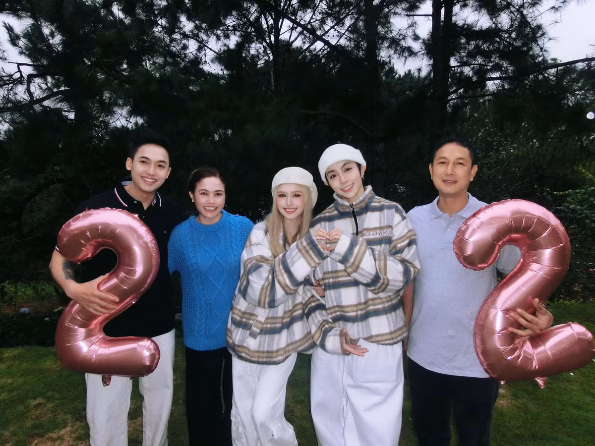 Cách đây một ngày, Xoài Non cũng vừa đăng tải loạt ảnh đón sinh nhật tuổi 22 bên gia đình cùng Gil Lê tại Đà Lạt.