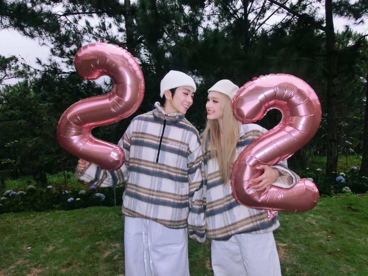 Cô nàng cùng Gil Lê diện đồ đôi, tay trong tay tình tứ.