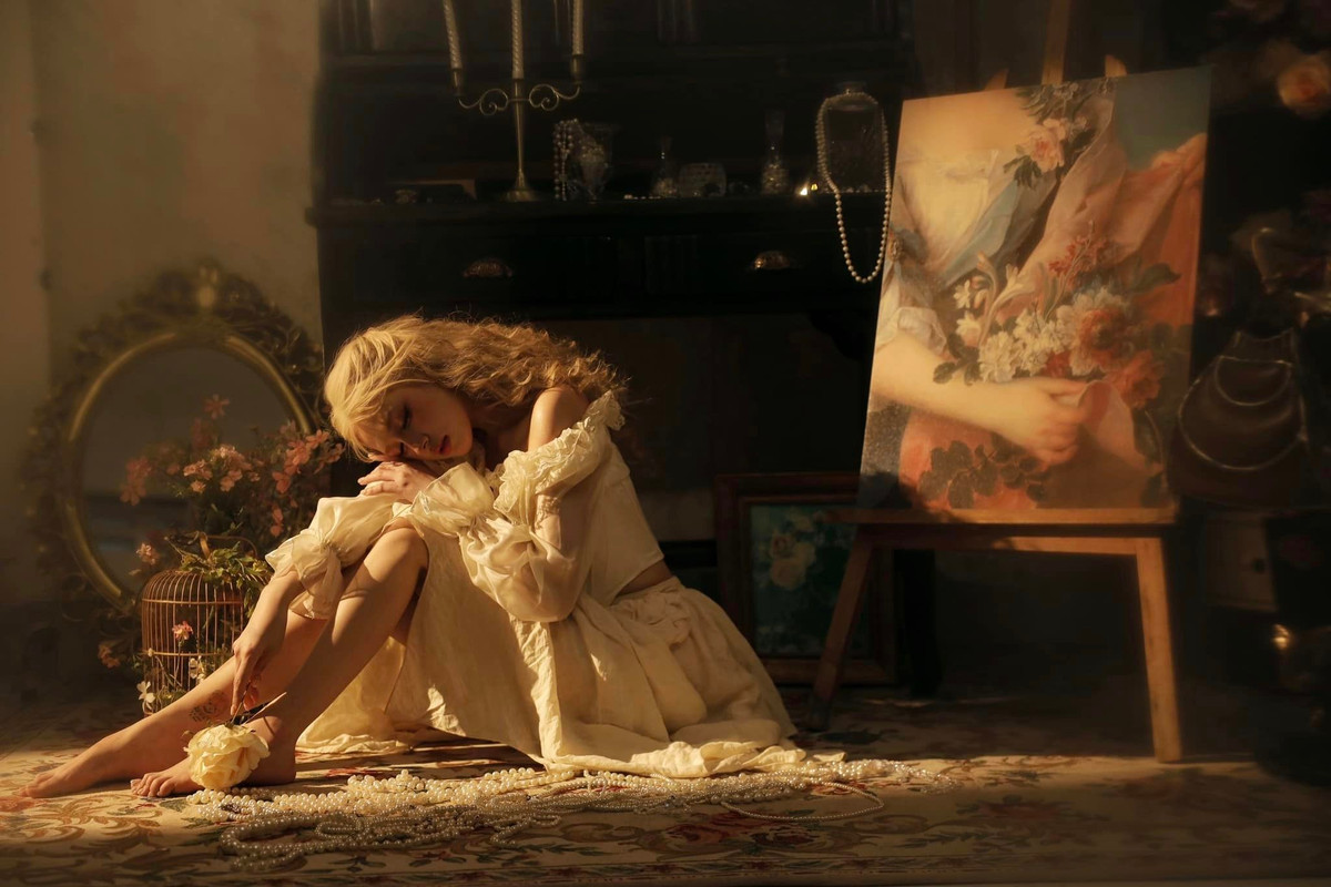 Cô nàng lựa chọn set váy với phần áo trễ vai được thiết kế dạng corset, chân váy xòe được đính những bông hoa hồng xinh đẹp. Kết hợp cùng set đồ công chúa, Xoài Non lựa chọn kiểu tóc xoăn sóng với lối trang điểm sắc sảo.