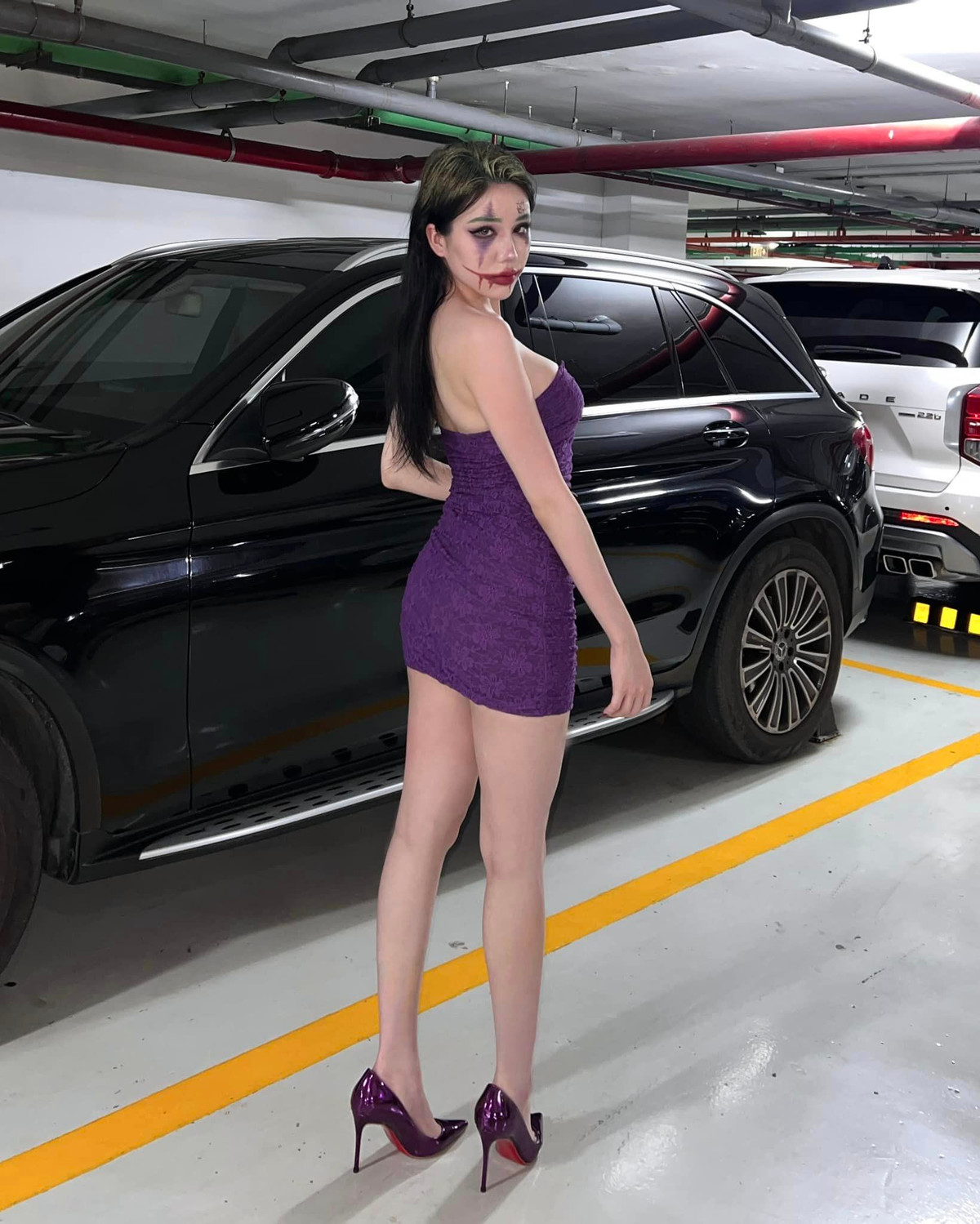 Trong loạt ảnh đu trend halloween, Yogurt Ng cosplay thành nhân vật phản diện Joker với set đồ màu tím.