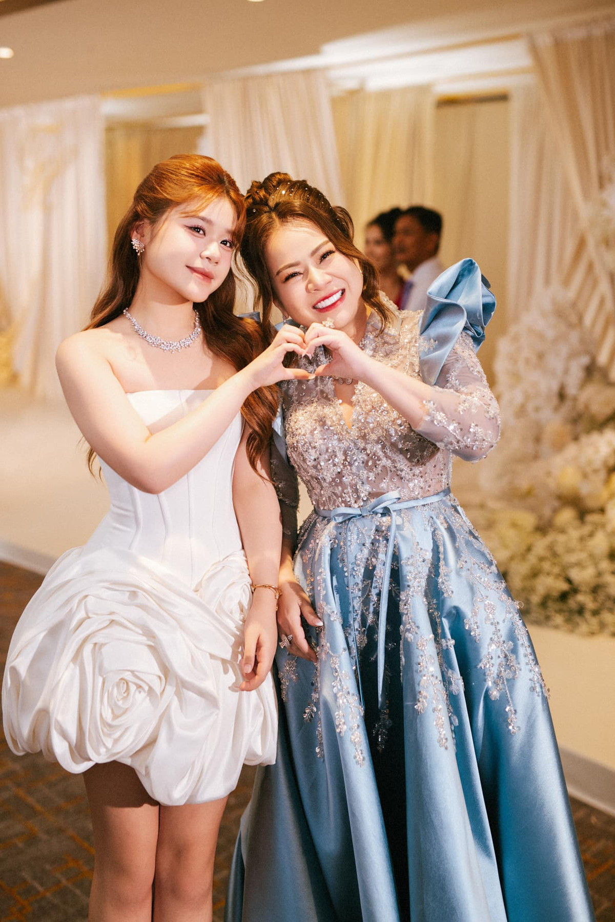 Thời gian qua, đám cưới người chị gái Minh Vy - có tên Minh Thư với của hồi môn khủng hơn 1000 cây vàng khiến nhiều người chú ý tới gia đình của Minh Vy hơn. Nhiều người cũng nhờ đó mới biết được nàng thơ nhỏ tuổi của nhiều nhà thiết kế hàng đầu lại có gia thế giàu có đến vậy.