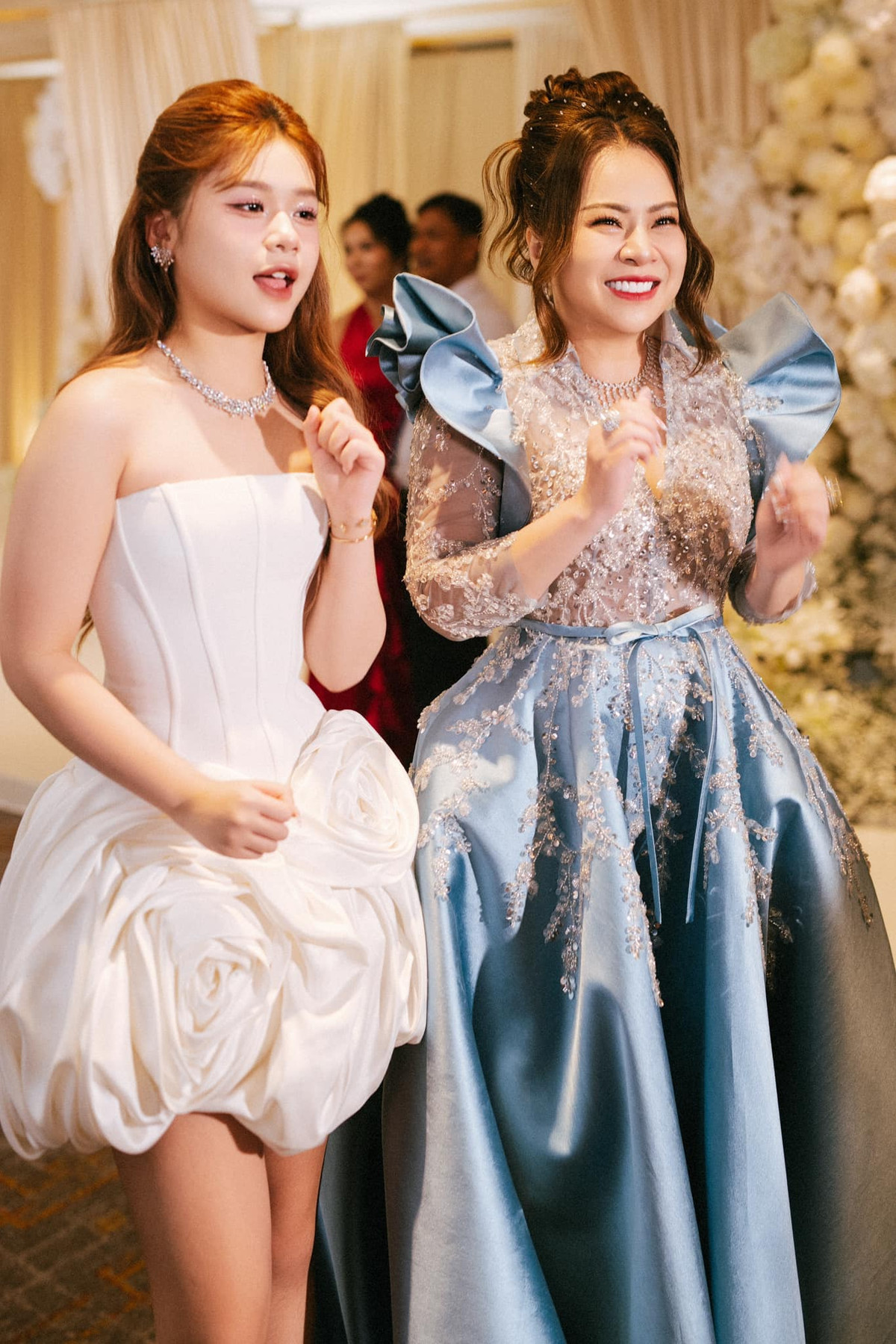 Dù chỉ mới học cấp 2 nhưng Minh Vy sở hữu thân hình phổng phao cùng phong cách có phần chững chạc hơn bạn đồng trang lứa. Điều này cũng dễ hiểu vì cô nàng từ bé đã được tiếp xúc với thời trang, cũng như dạn dĩ trên nhiều sân khấu to nhỏ.