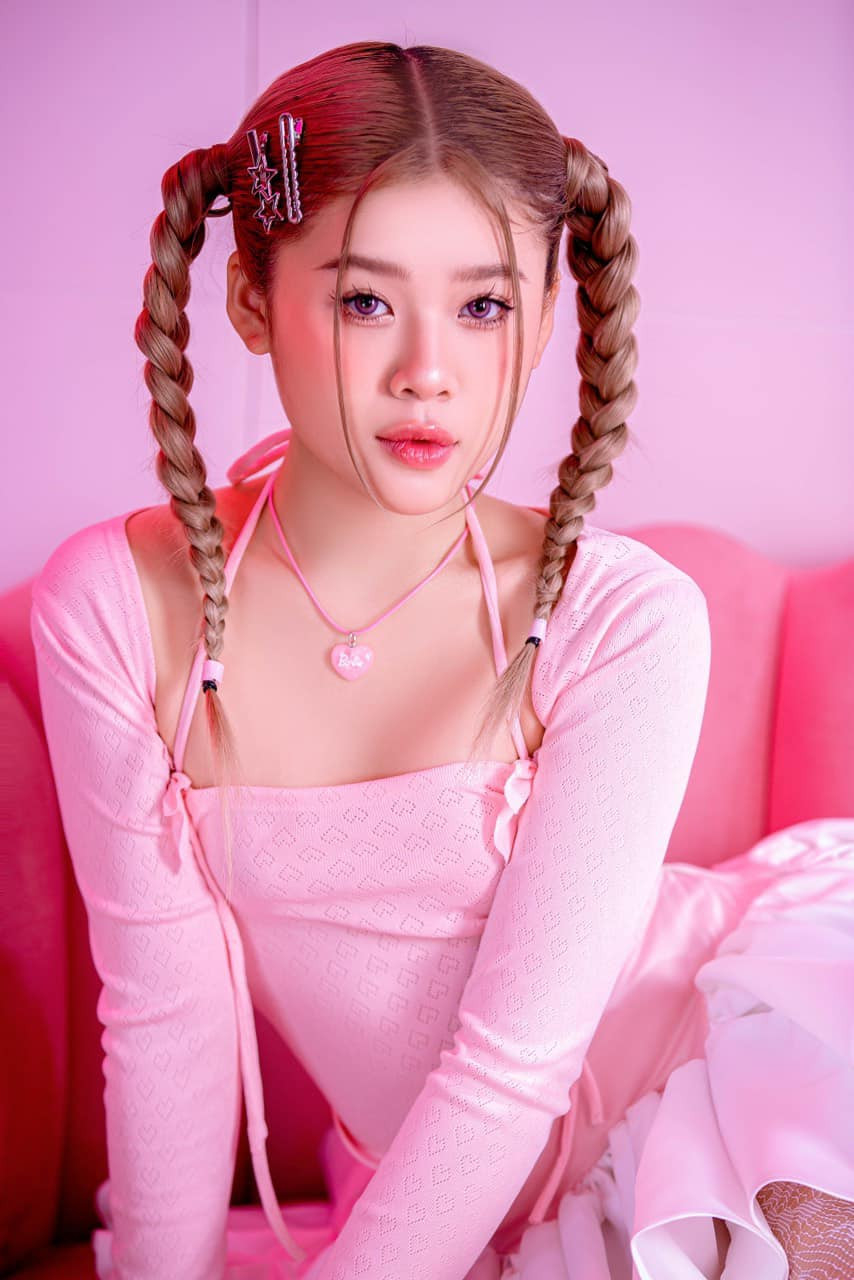 Từ nhỏ, Minh Vy đã sớm bộc lộ năng khiếu nghệ thuật và được bố mẹ đầu tư để theo con đường này.