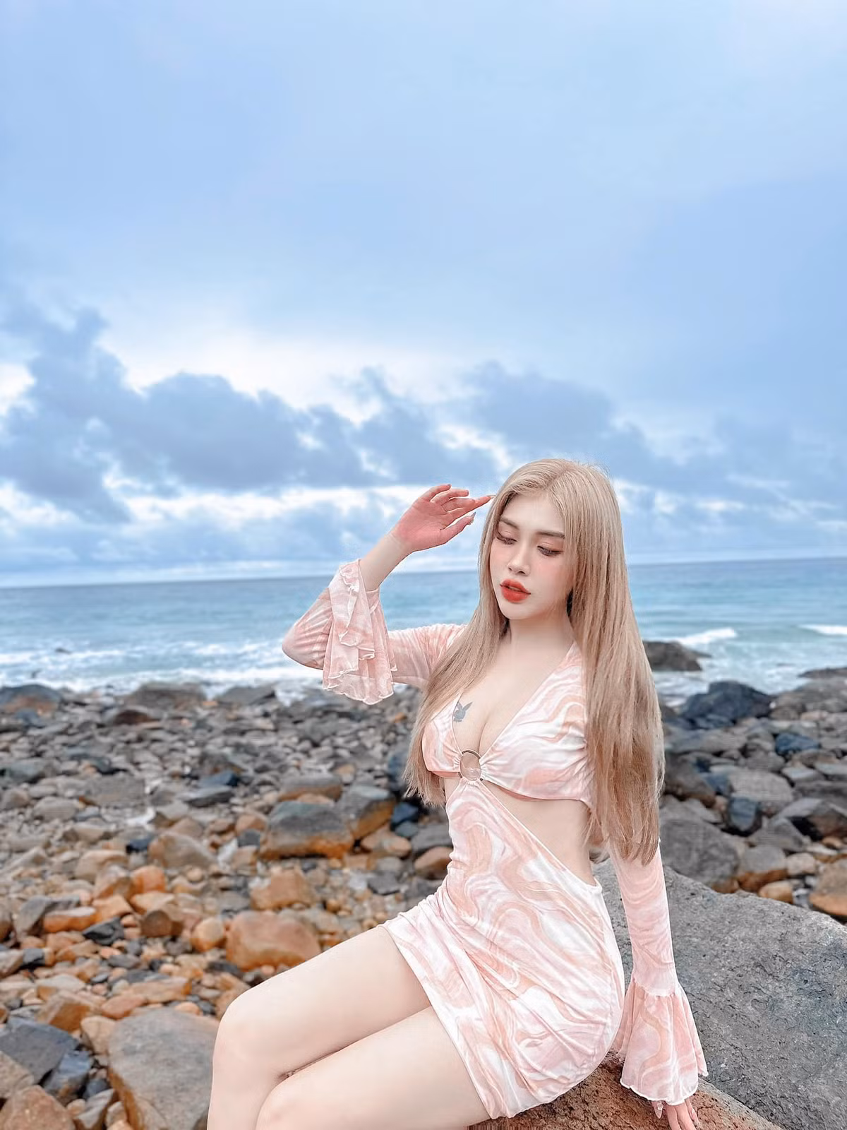 Hiện tại trang cá nhân của cô nàng có gần 2 triệu người theo dõi.