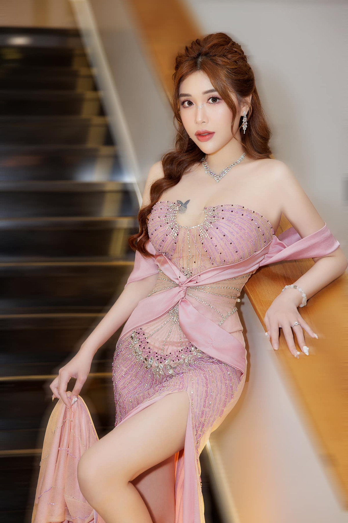 Nàng hot girl hiểu rõ thế mạnh bản thân, cô mê mẩn trưng dụng những bộ cánh gợi cảm và đậm chất xu hướng thời trang.