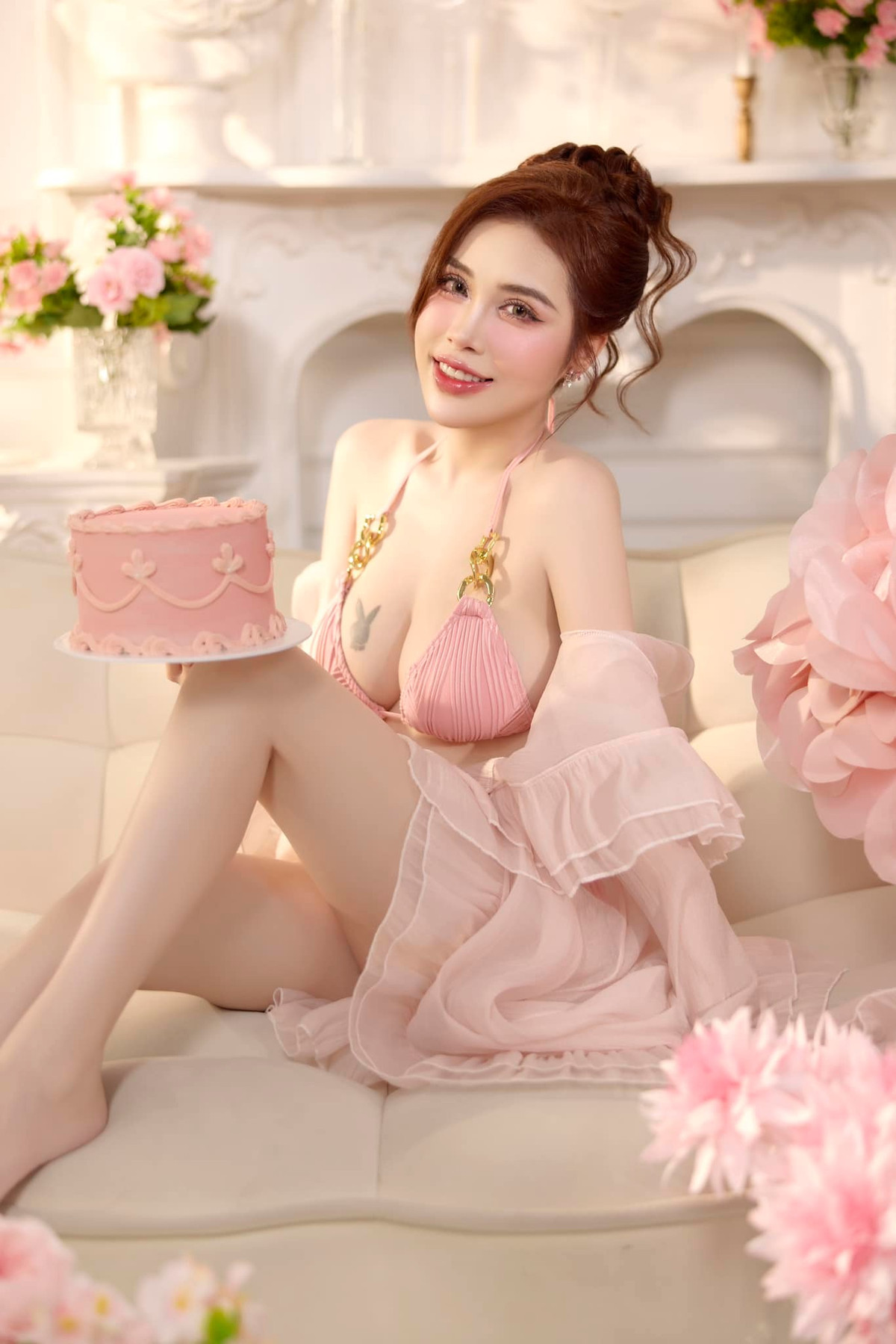 Pinky Bảo Trân sở hữu gương mặt đẹp, thân hình gợi cảm với vòng 1 "khủng".