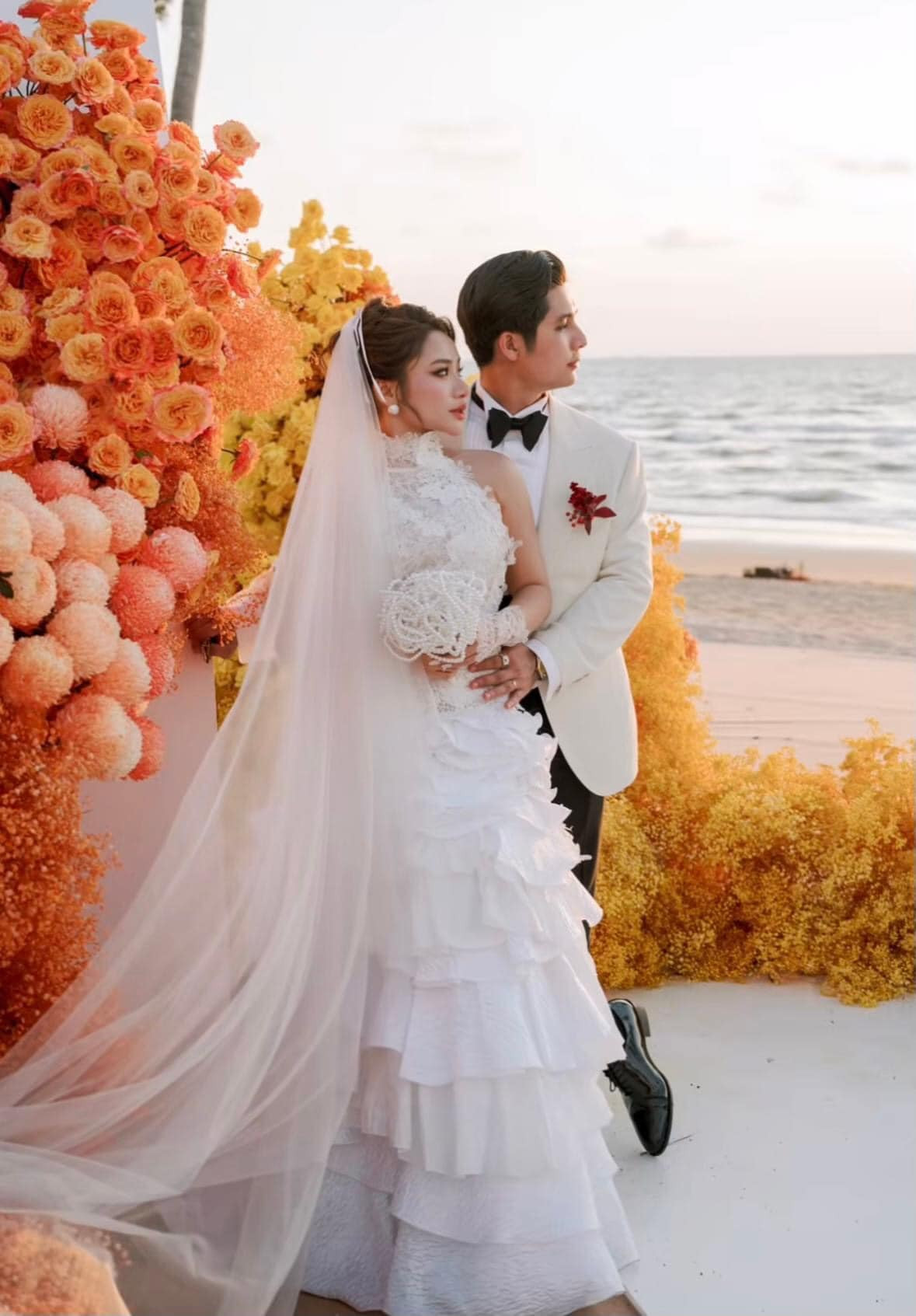 Mới đây, hình về đám cưới của cặp đôi này cũng khiến nhiều người xôn xao với bó hoa cưới độc đáo làm từ ngọc trai.
