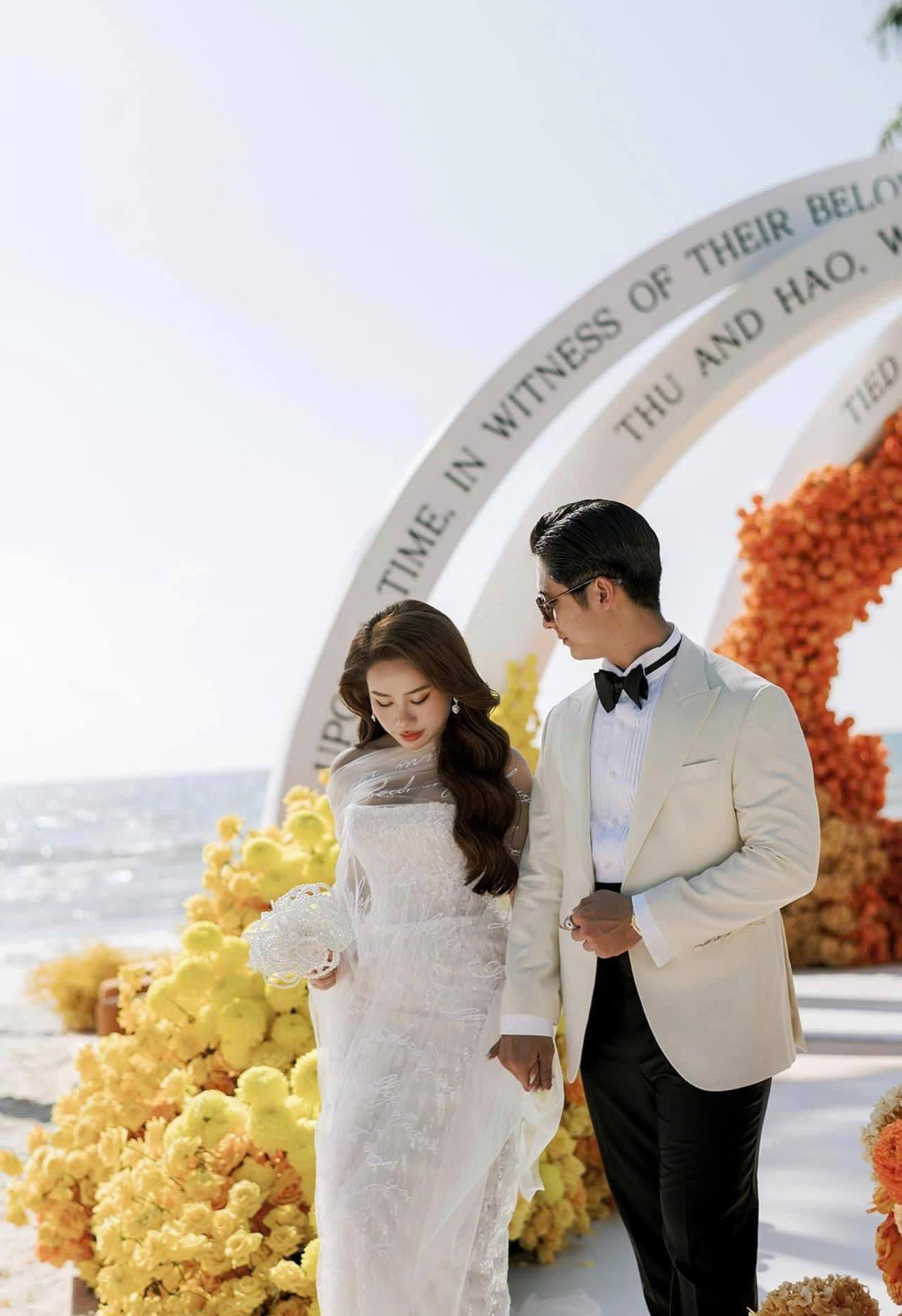 Cô dâu Minh Thư cũng lên video nói về bó hoa ngọc trai độc lạ trong đám cưới của mình: “Chỉ duy nhất bó hoa ngọc trai này mới còn lại với mình đến tận bây giờ thôi, nên mình rất trân trọng bó hoa. Để 5-10-25 năm sau nhìn lại thì mình vẫn còn rất nhiều kỷ niệm để nhớ về”.