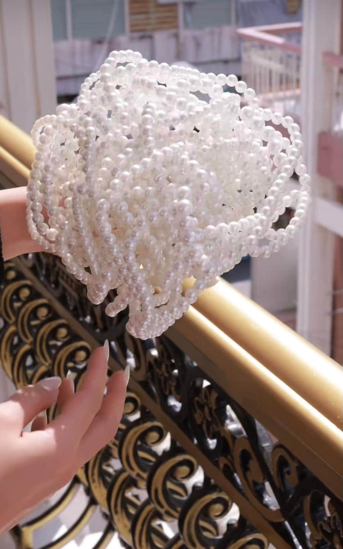 Tuy nhiên cũng có ý kiến cho rằng hoa trong đám cưới của người khác thì người ngoài không nên bình luận, miễn cô dâu chú rể hài lòng là được rồi, mặt khác, bó hoa này có thể để được lâu dài, và cũng mang ý nghĩa để kỷ niệm, 5-10 năm sau vẫn đẹp.