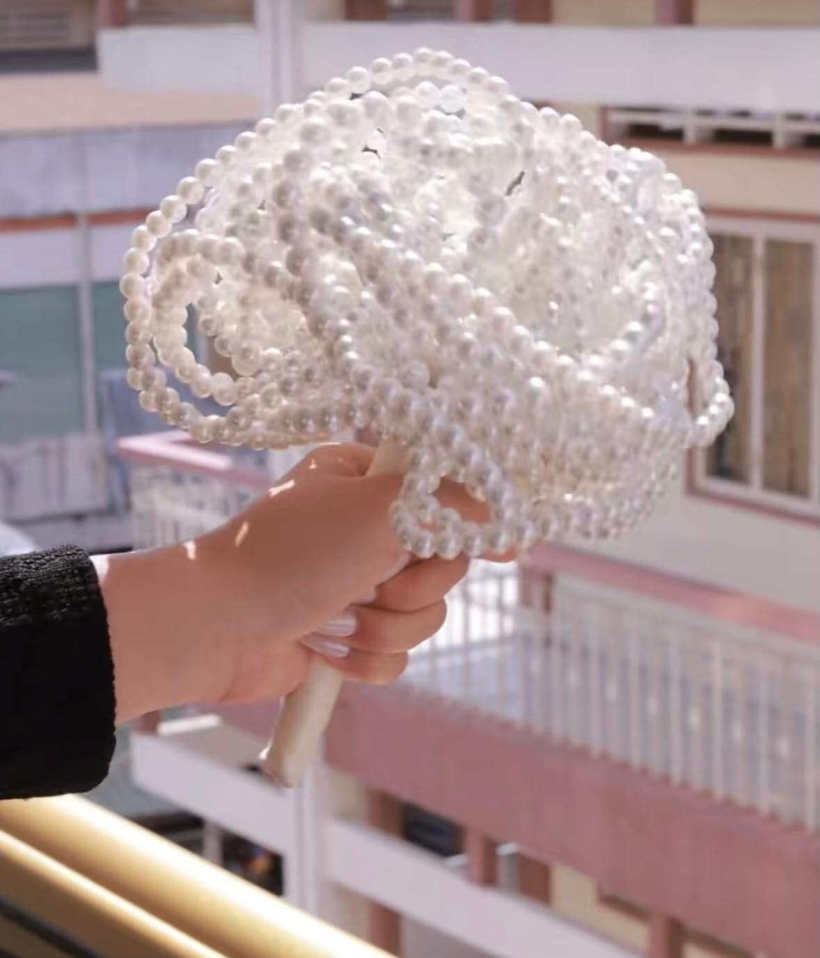 Bó hoa đặc biệt này nhận về rất nhiều ý kiến trái chiều trên mạng xã hội. Có người cho rằng việc làm bó hoa "khác biệt" này là "làm lố", cố tình khoe mẽ sự giàu có: "Mình thấy nó cứ kỳ kỳ sao đó, không thuận mắt, không cảm nổi vẻ đẹp này", "Đắt mà chẳng thấy sang", "Làm hoa cưới như thế để thể hiện sự giàu sang hay sao?"