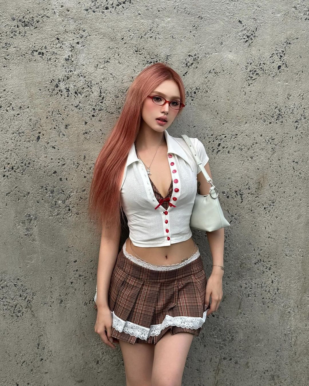 Mái tóc màu hồng của cô nàng càng tôn lên làn da trắng không tì vết.