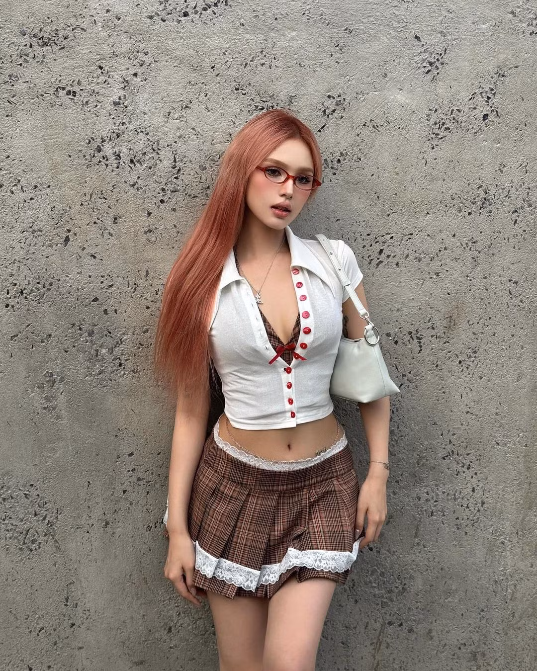 Mái tóc màu hồng của cô nàng càng tôn lên làn da trắng không tì vết.