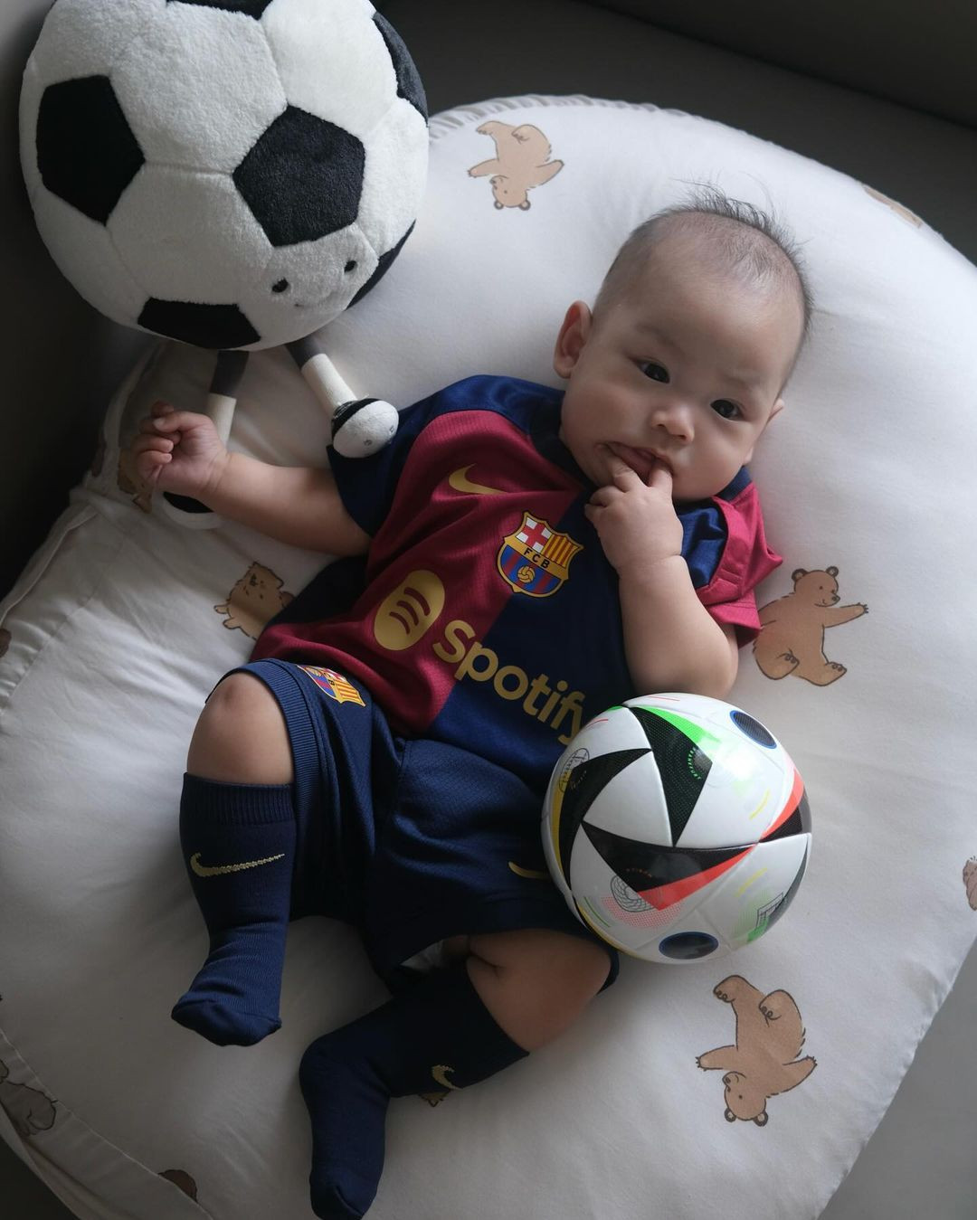 Cậu bé sở hữu đôi má bánh bao, đôi mắt to tròn. Nhiều người nhận xét cậu bé sở hữu nhiều đường nét của bố mẹ.