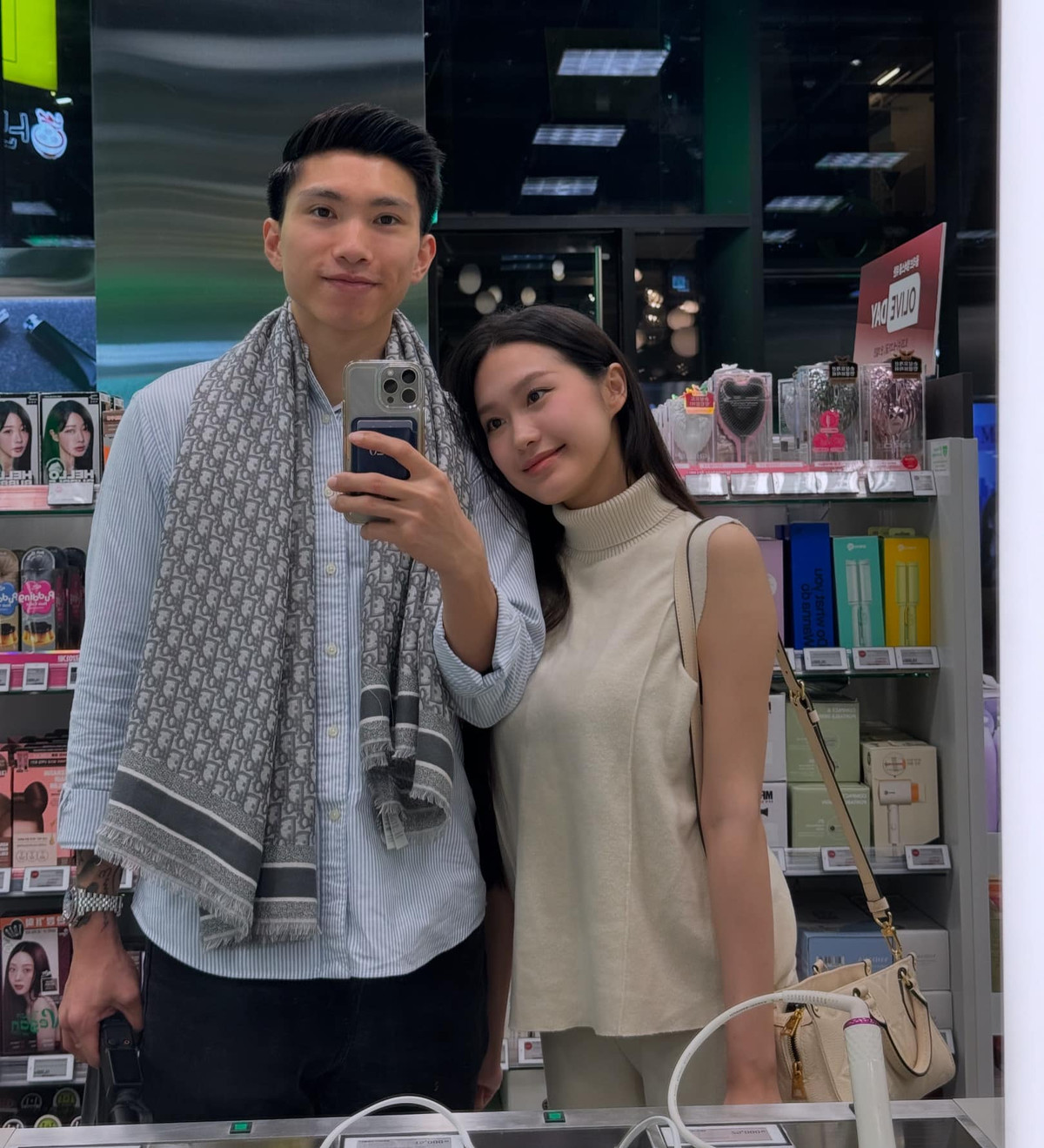 Sau khi về chung nhà, Đoàn Văn Hậu và Doãn Hải My thường xuyên chia sẻ cuộc sống gia đình hạnh phúc, cùng nhau chăm sóc con trai.