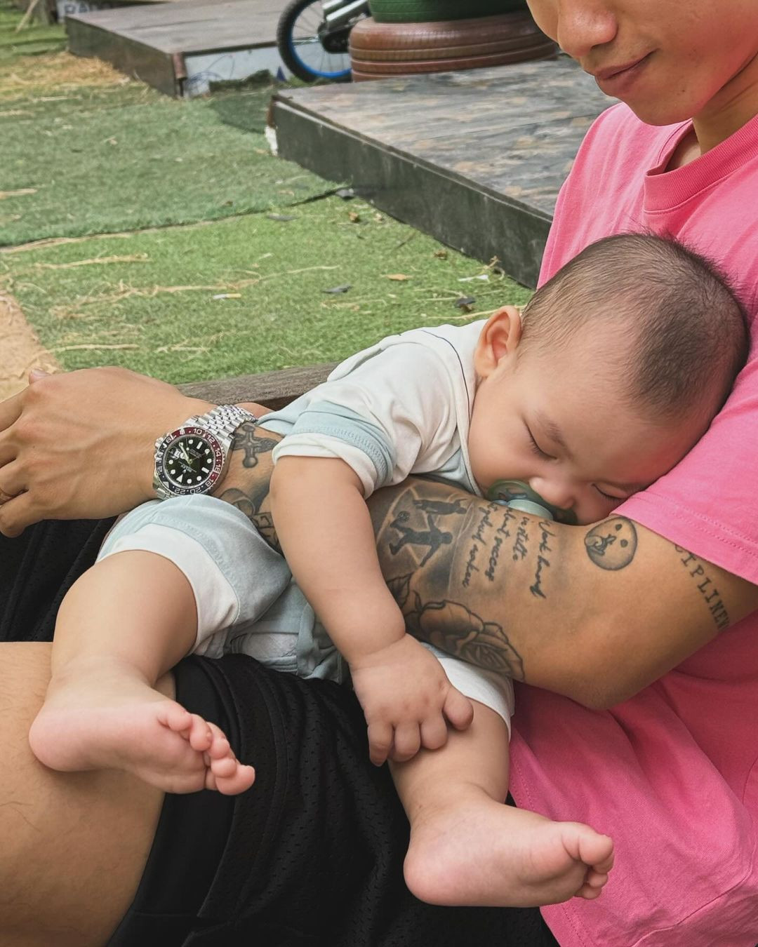 Khoảnh khắc em bé ngủ gục trên tay Văn Hậu khiến trái tim nhiều người tan chảy. Bờ vai vững chắc của nam cầu thủ như điểm tựa an yên cho bé Lúa yên giấc ngủ ngon.