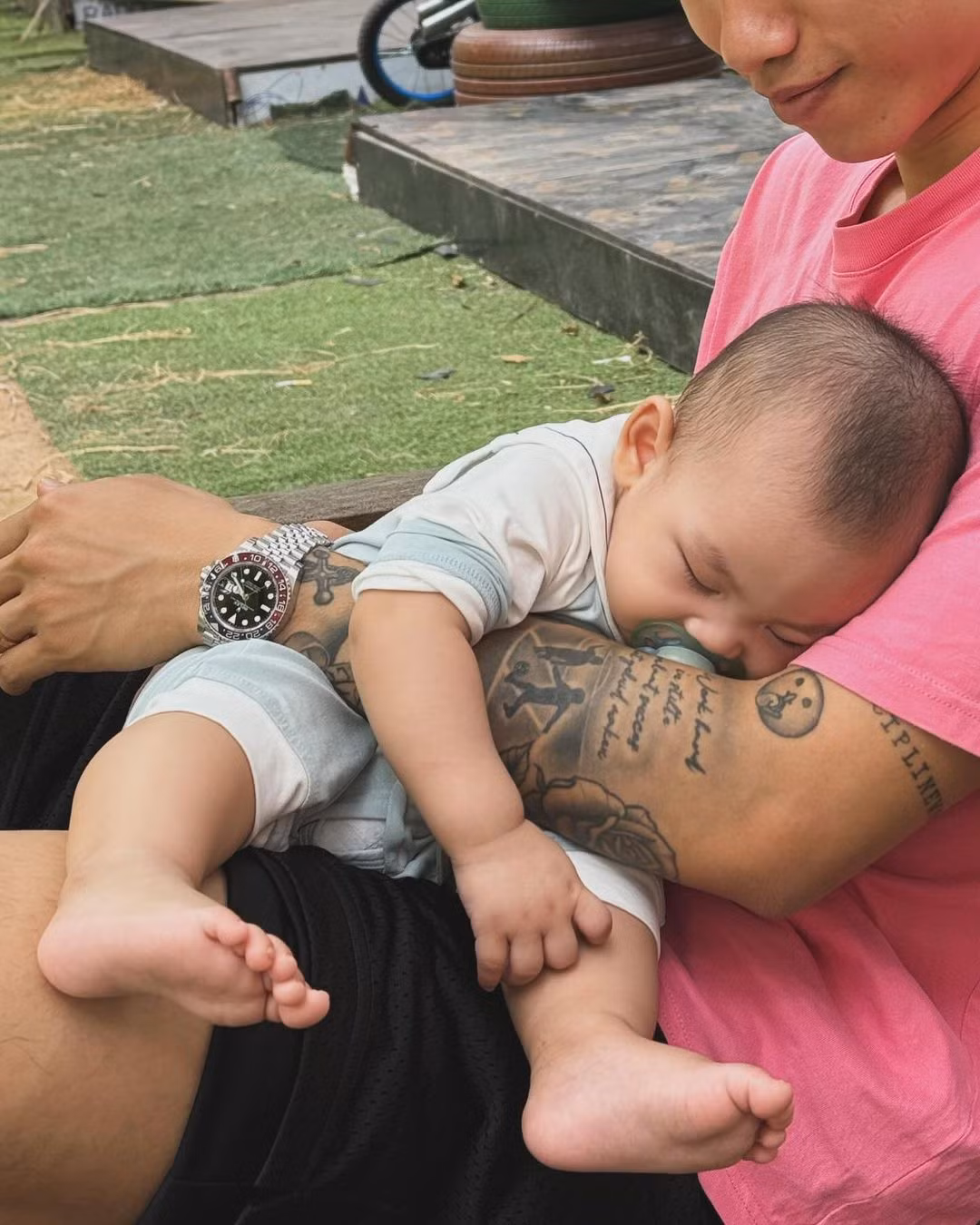 Khoảnh khắc em bé ngủ gục trên tay Văn Hậu khiến trái tim nhiều người tan chảy. Bờ vai vững chắc của nam cầu thủ như điểm tựa an yên cho bé Lúa yên giấc ngủ ngon.