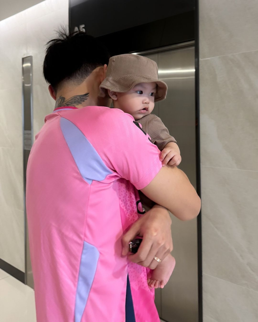 Ông bố trẻ có vẻ rất thành thạo trong việc lựa bế con sao cho đúng tư thế.