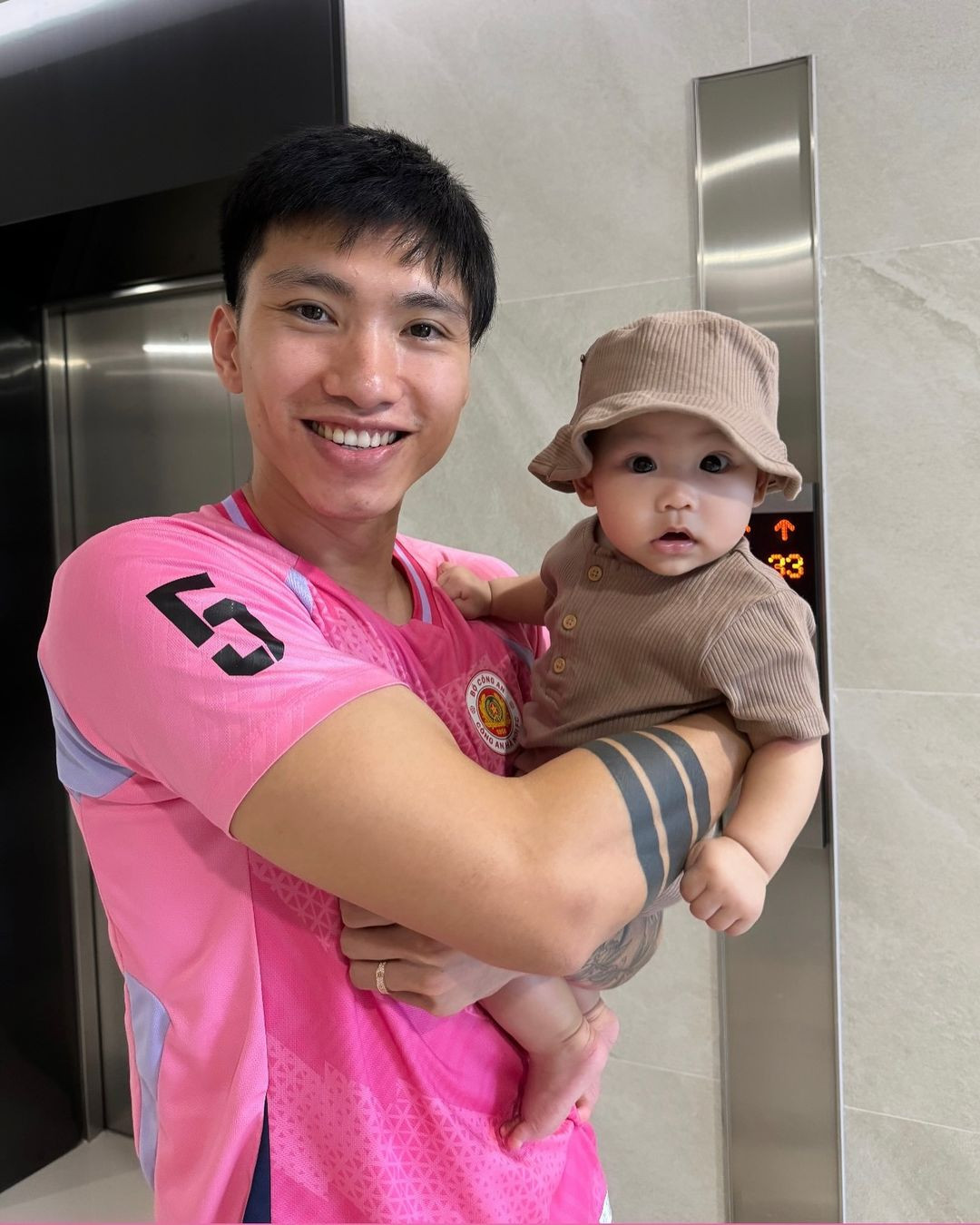 Từ sau khi có con trai đầu lòng, Đoàn Văn Hậu đã chính thức gia nhập hội nghiện con khi thường xuyên đăng tải ảnh con trai lên trang cá nhân.