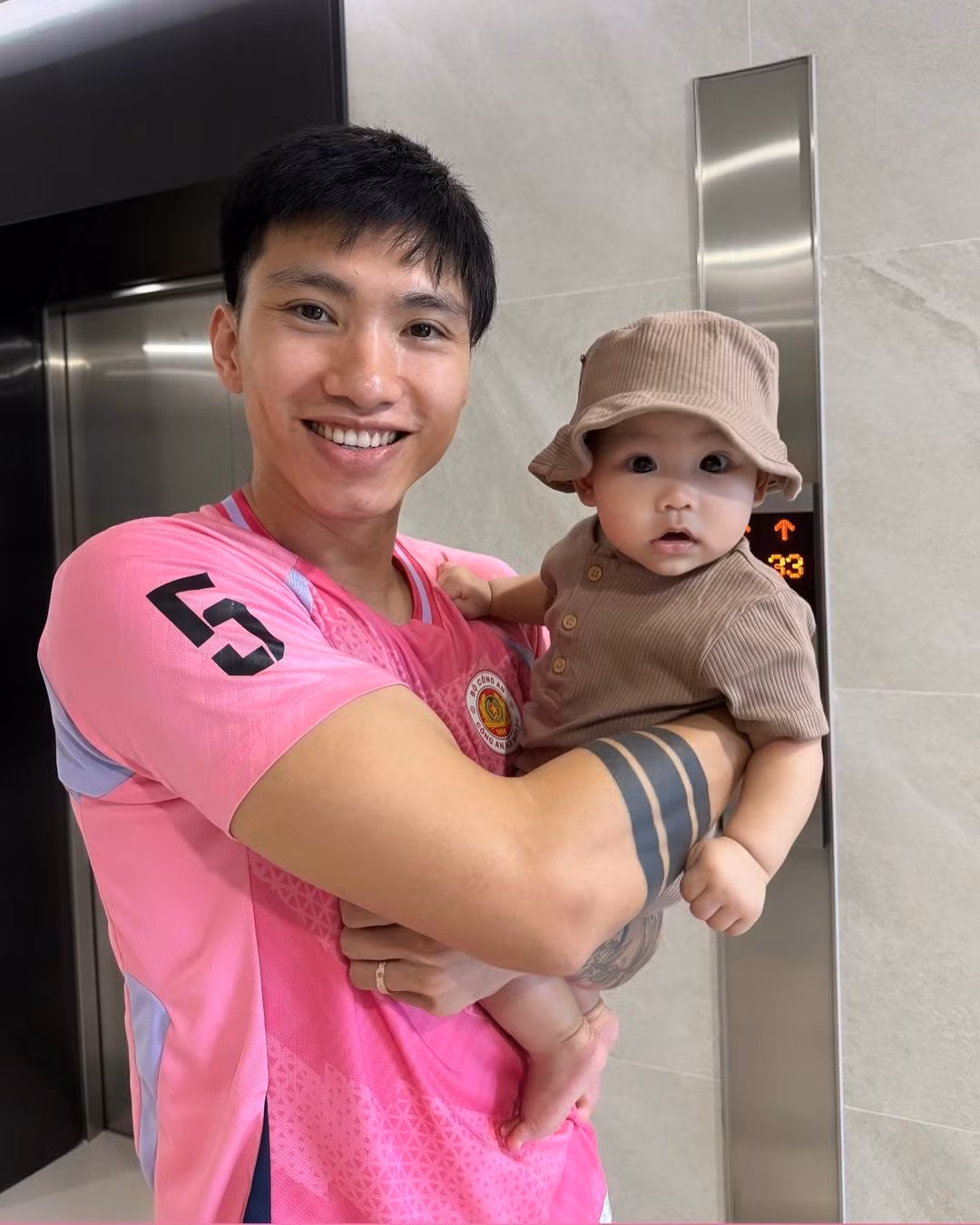 Từ sau khi có con trai đầu lòng, Đoàn Văn Hậu đã chính thức gia nhập hội nghiện con khi thường xuyên đăng tải ảnh con trai lên trang cá nhân.