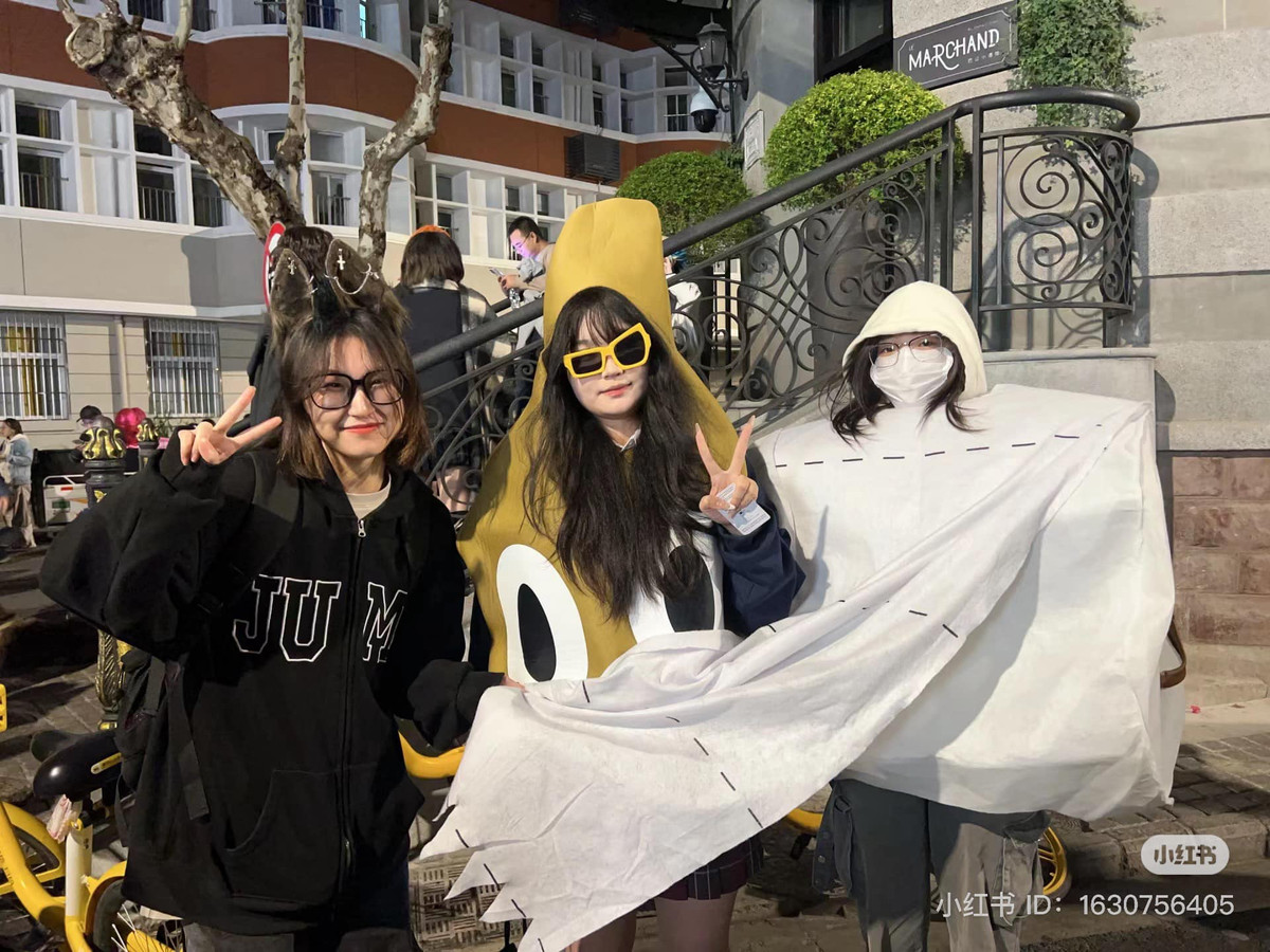 Mang nguyên cả cành cây trên đầu, có lẽ cô nàng này muốn hóa thân thành Groot.