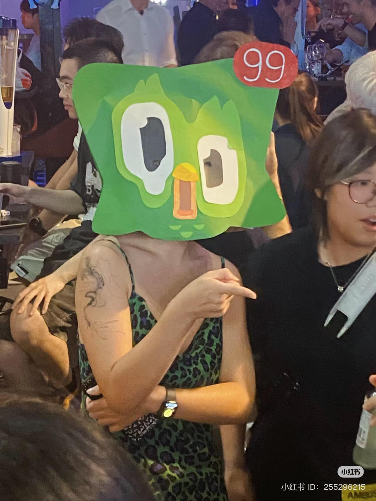 Cosplay thành biểu tượng chú cú của một phần mềm học ngoại ngữ khiến nhiều người cảm thấy vô cùng "áp lực" vì đi chơi Halloween mà cũng bị chuyện học hành ám ảnh.