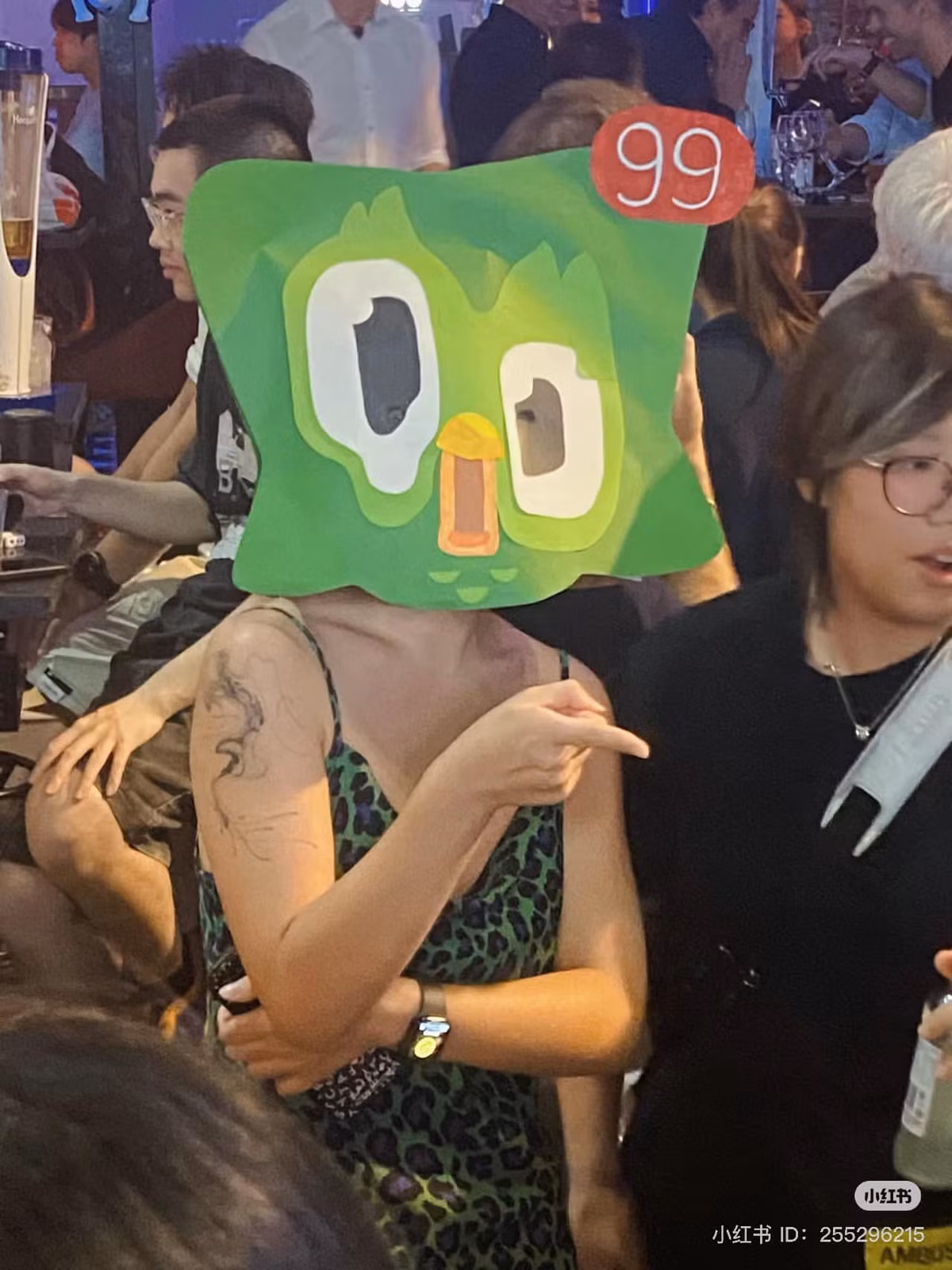 Cosplay thành biểu tượng chú cú của một phần mềm học ngoại ngữ khiến nhiều người cảm thấy vô cùng "áp lực" vì đi chơi Halloween mà cũng bị chuyện học hành ám ảnh.