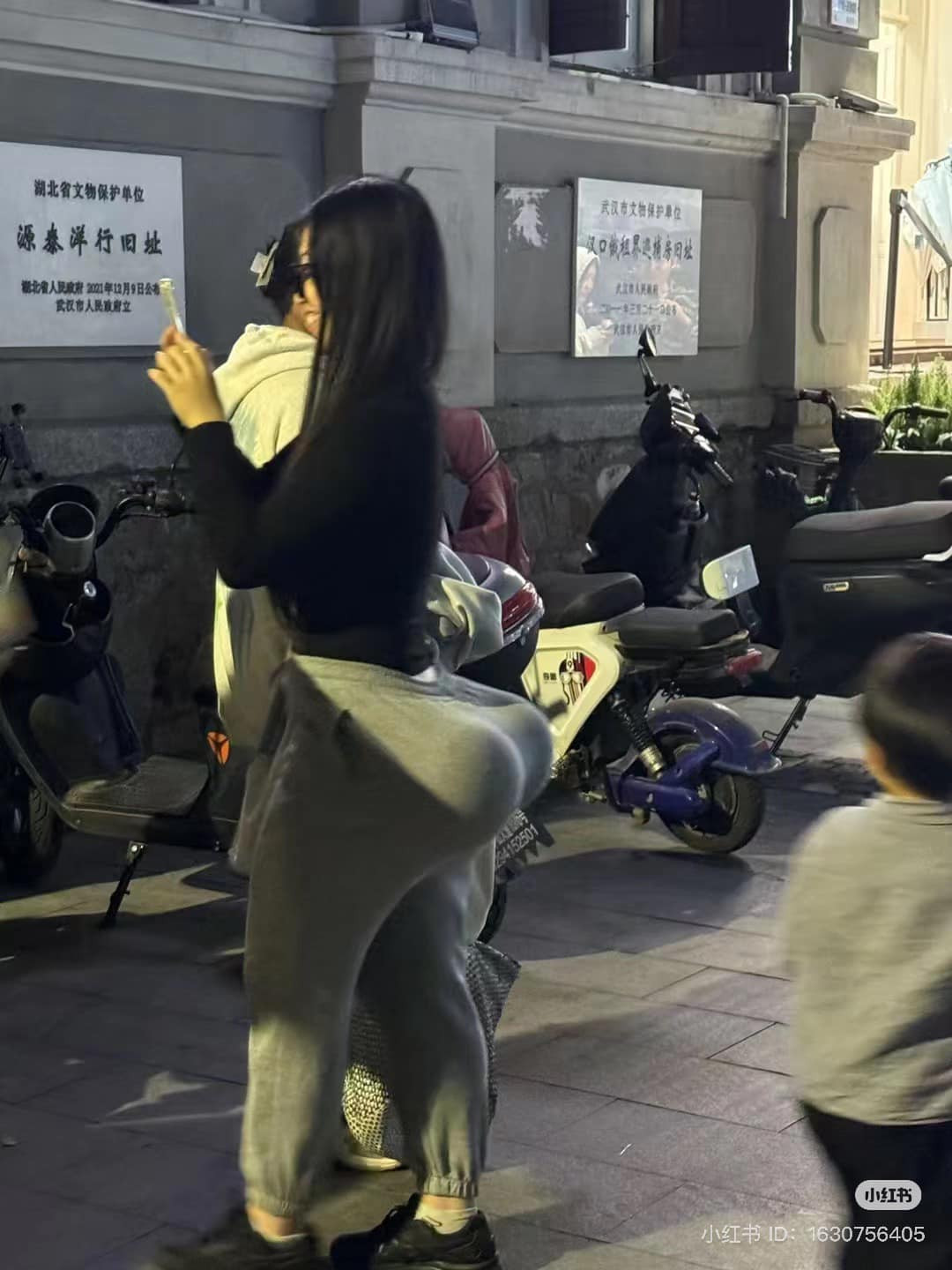 Màn cosplay được nhiều người cho là lấy hình tượng một nghệ sĩ rap phương Tây với phương pháp độn mông "không hề lộ liễu" tí nào.