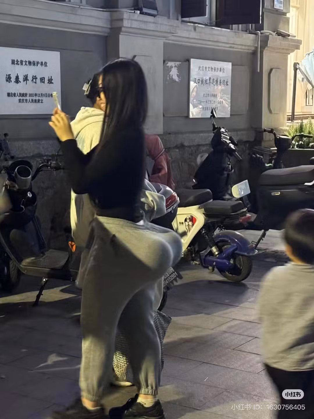 Màn cosplay được nhiều người cho là lấy hình tượng một nghệ sĩ rap phương Tây với phương pháp độn mông "không hề lộ liễu" tí nào.