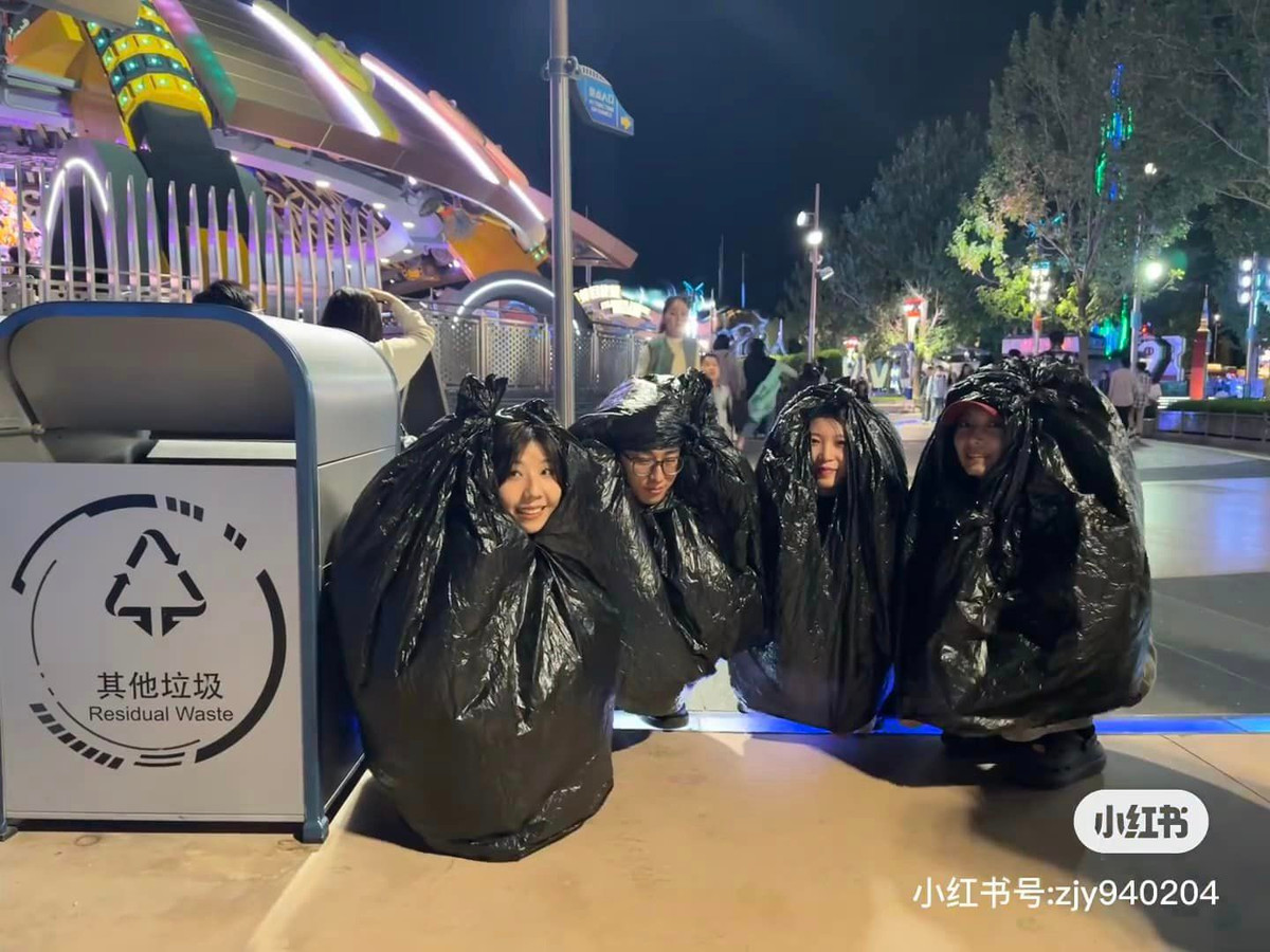 Nhóm bạn với ý tưởng cosplay thành những túi đựng rác đầy táo bạo...