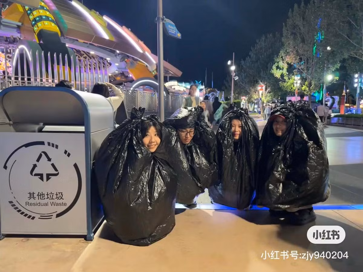 Nhóm bạn với ý tưởng cosplay thành những túi đựng rác đầy táo bạo...