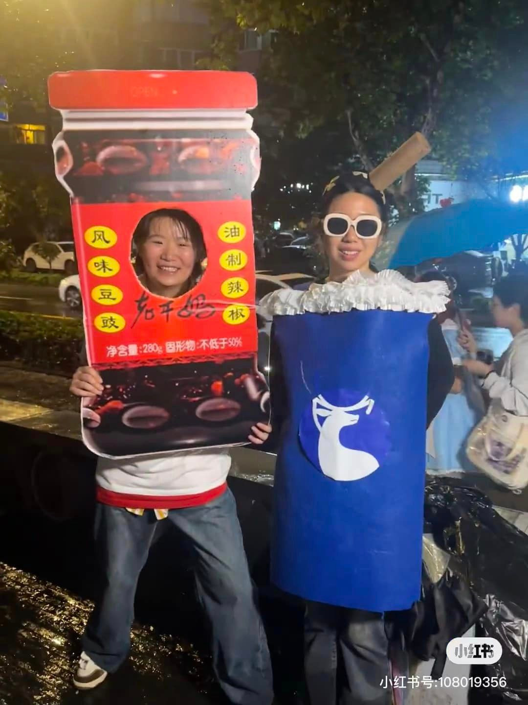 Những món ăn như ớt sa tế và trà sữa cũng được giới trẻ cosplay lại đầy hài hước.