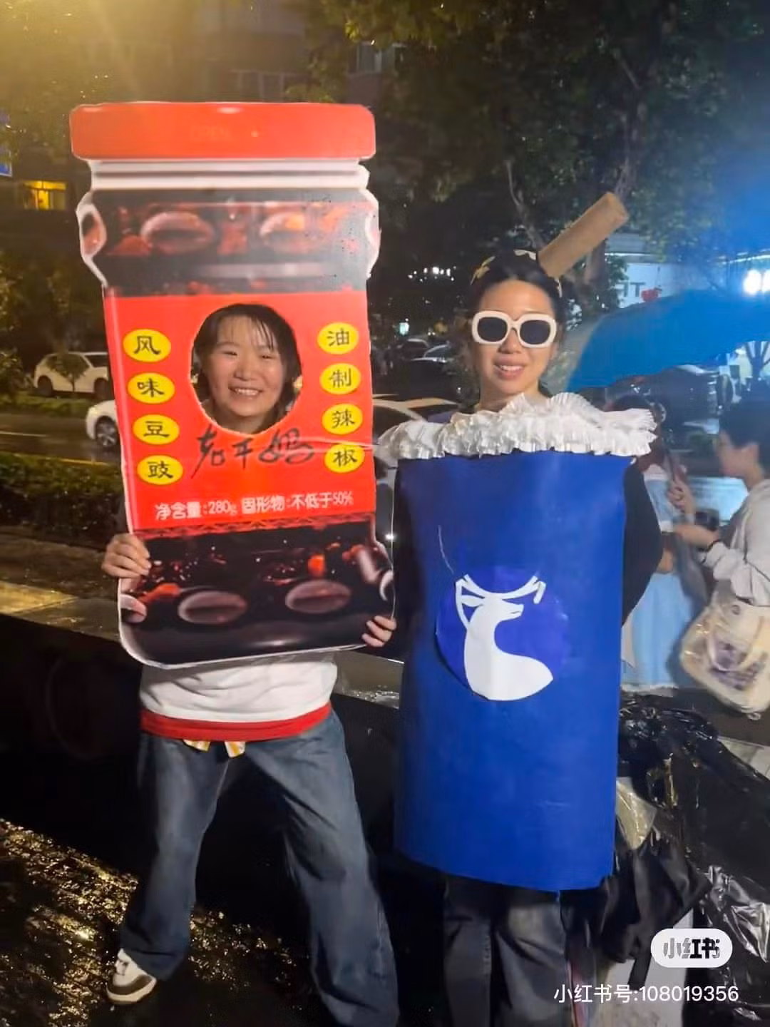 Những món ăn như ớt sa tế và trà sữa cũng được giới trẻ cosplay lại đầy hài hước.