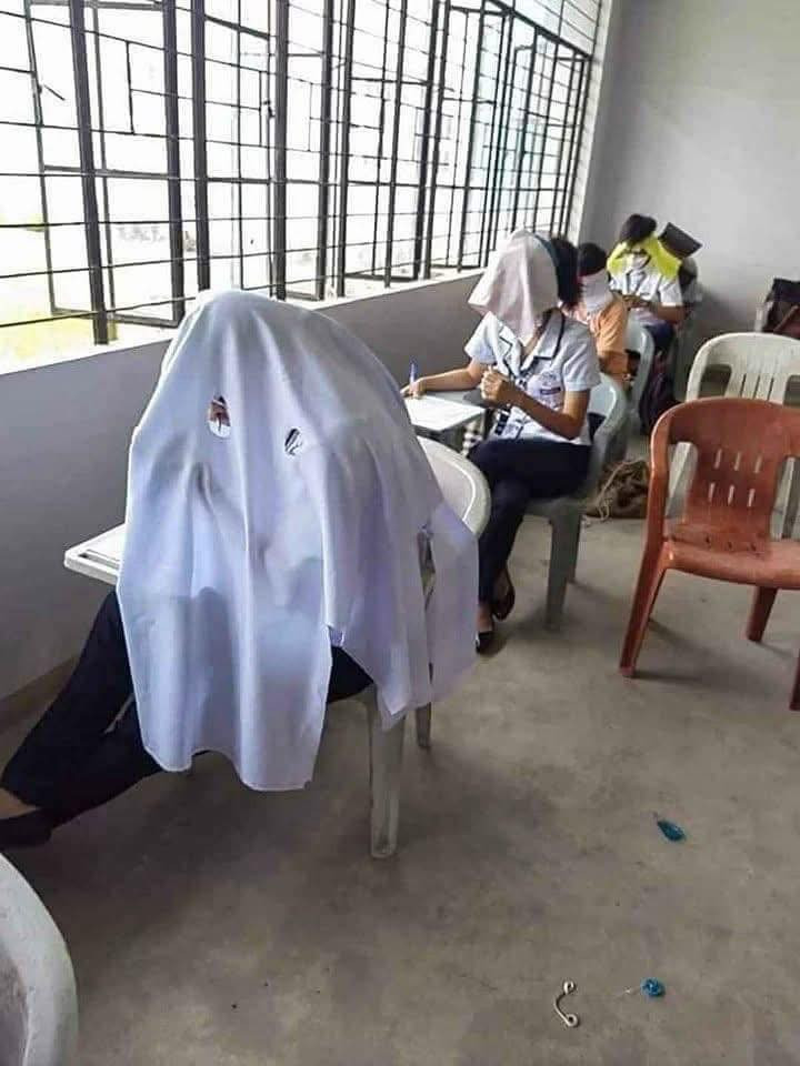 Những hình ảnh sinh viên đội những chiếc mũ kỳ lạ trong giờ thi được chia sẻ rộng rãi trên MXH và gây chú ý.