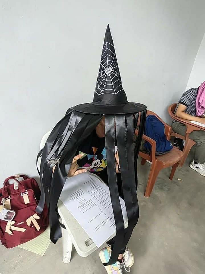 Nhiều sinh viên đã xem như đây là một bài tập về sự sáng tạo và thiết kế nên những chiếc mũ có một không hai.