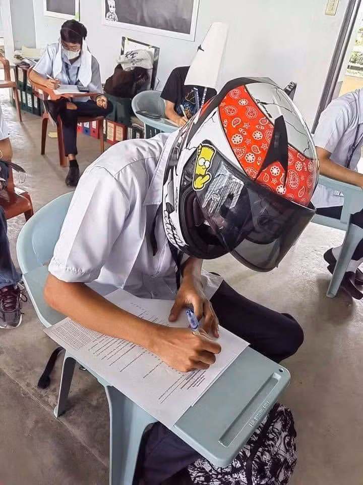 Cậu bạn này thì trực tiếp dùng chiếc mũ bảo hiểm "full face" làm chiếc mũ chống quay cóp.