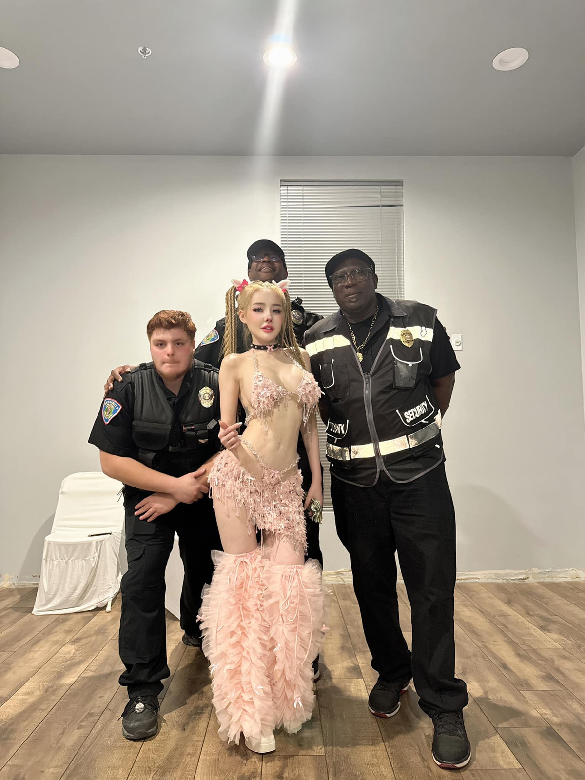 Một thiết kế vô cùng cầu kỳ được Ngân 98 đầu tư. Cô nàng diện bra kèm phần chân váy siêu ngắn màu hồng, kết hợp cùng đôi tất "bự con" với thiết kế độc lạ.