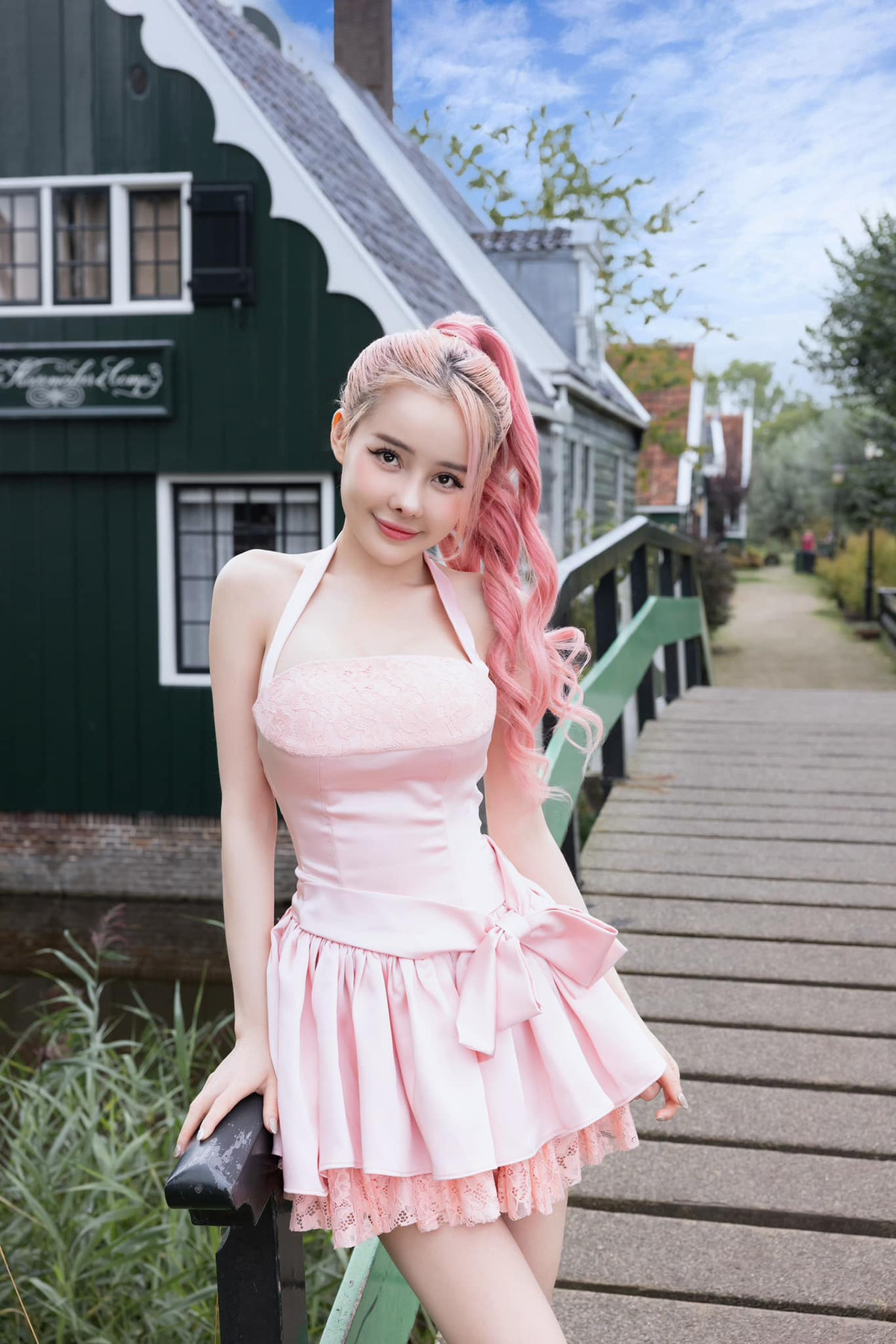 Ngân 98 tên thật là Võ Thị Ngọc Ngân (SN 1998, quê Bình Định). Cô nổi lên với danh xưng hot girl bởi những bộ ảnh khoe vòng 1 nóng bỏng.