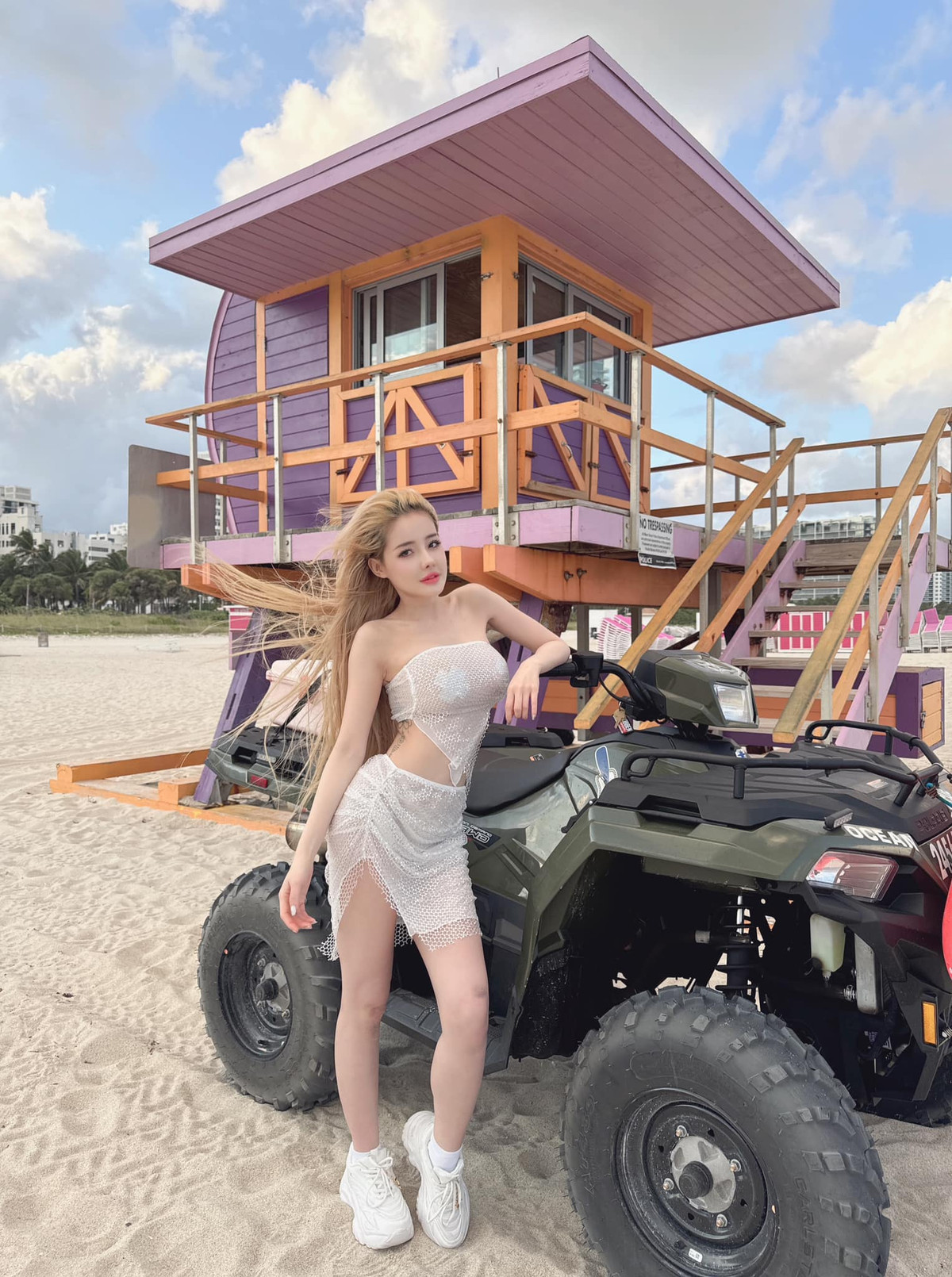 Tranh thủ chuyến đi diễn lần này, Ngân 98 cũng đã kịp check-in ở một số địa điểm khác nhau.