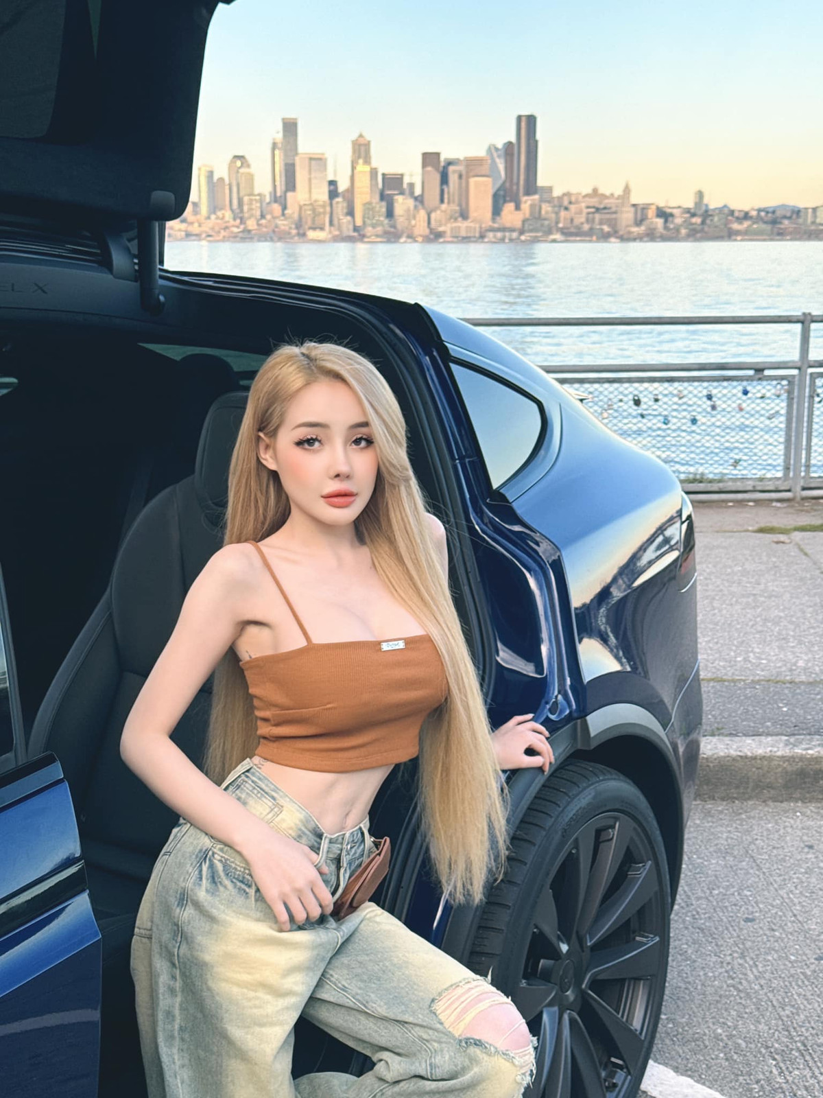 Cô có mối tình lâu năm với Lương Bằng Quang. Đây được xem là cặp đôi thị phi khi thường xuyên vướng vào nhiều ồn ào khác nhau. (Ảnh: FBNV)