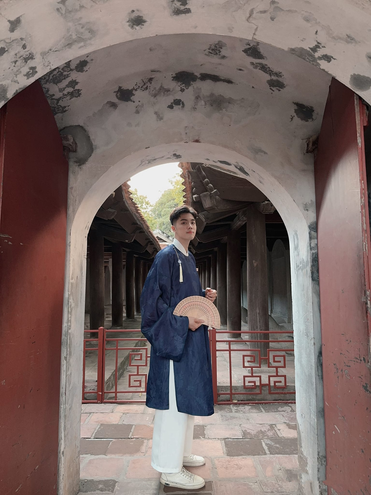 Hình ảnh đời thường của thầy giáo 9x. (Ảnh: FBNV)