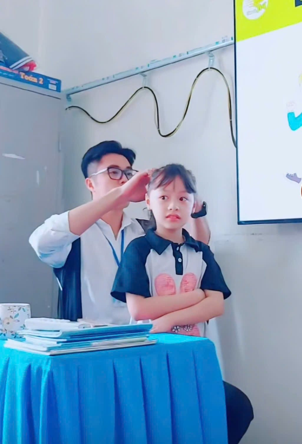 Được biết, thầy giáo trẻ đang nổi khắp cõi mạng này là Nguyễn Thành Thái (sinh năm 1994) - giáo viên giảng dạy các bộ môn văn hóa khối 3 tại Trường Tiểu học Trưng Vương, thành phố Uông Bí, tỉnh Quảng Ninh.