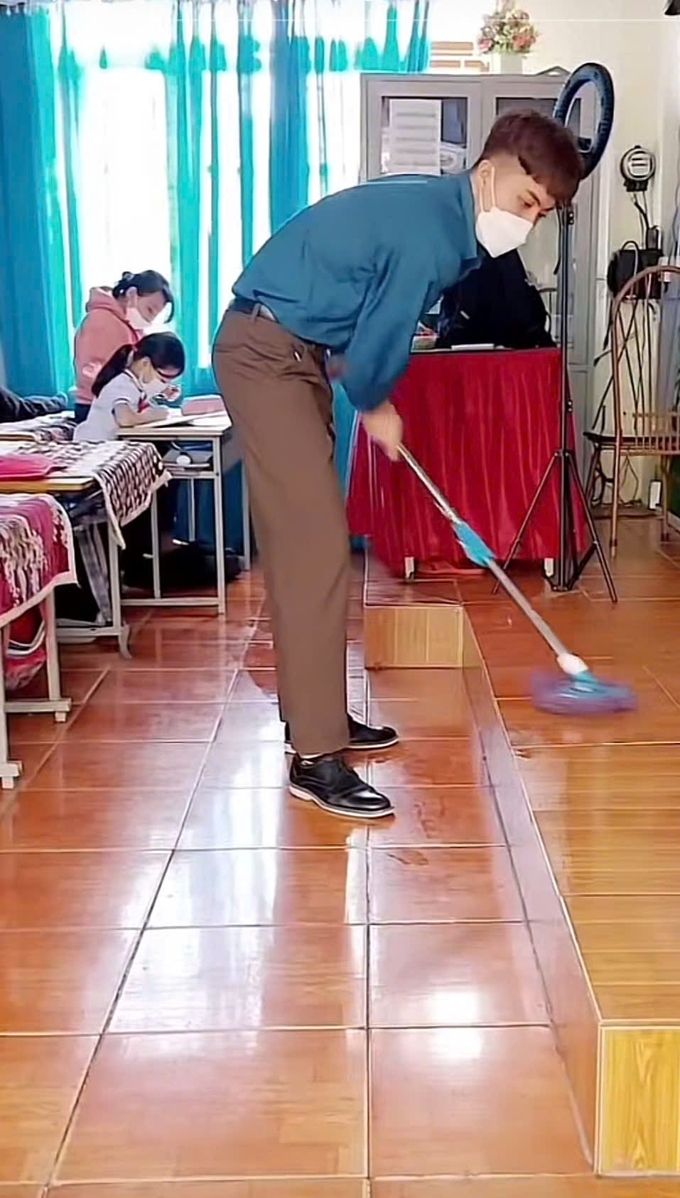 Trong những đoạn video được đăng tải, Thành Thái lúc thì đứng lớp say sưa giảng bài, khi thì kiêm luôn xếp bàn, lau nhà và buộc tóc cho học sinh.